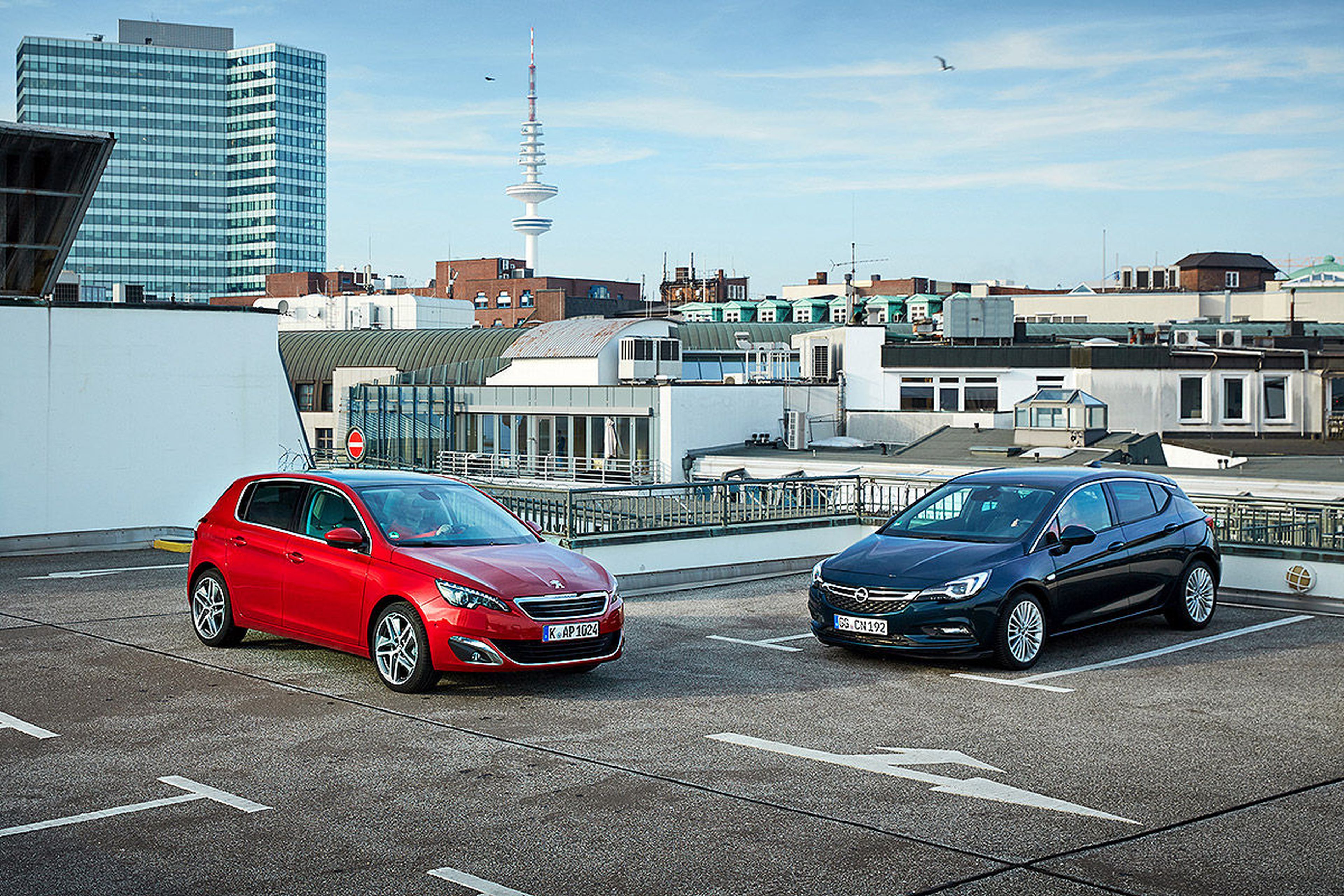Cada 4 Peugeot vendidos, uno es el 308. Lo mismo le pasa a Opel con el Astra. Comparamos las dos marcas en 10 categorías.