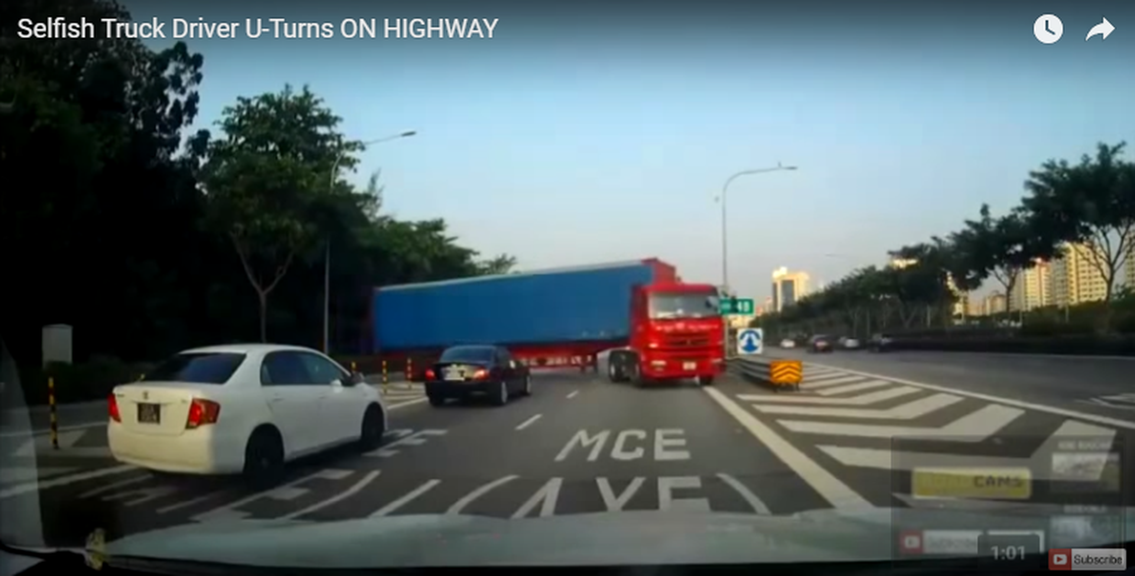 Un camión bloquea una autopista al dar la vuelta