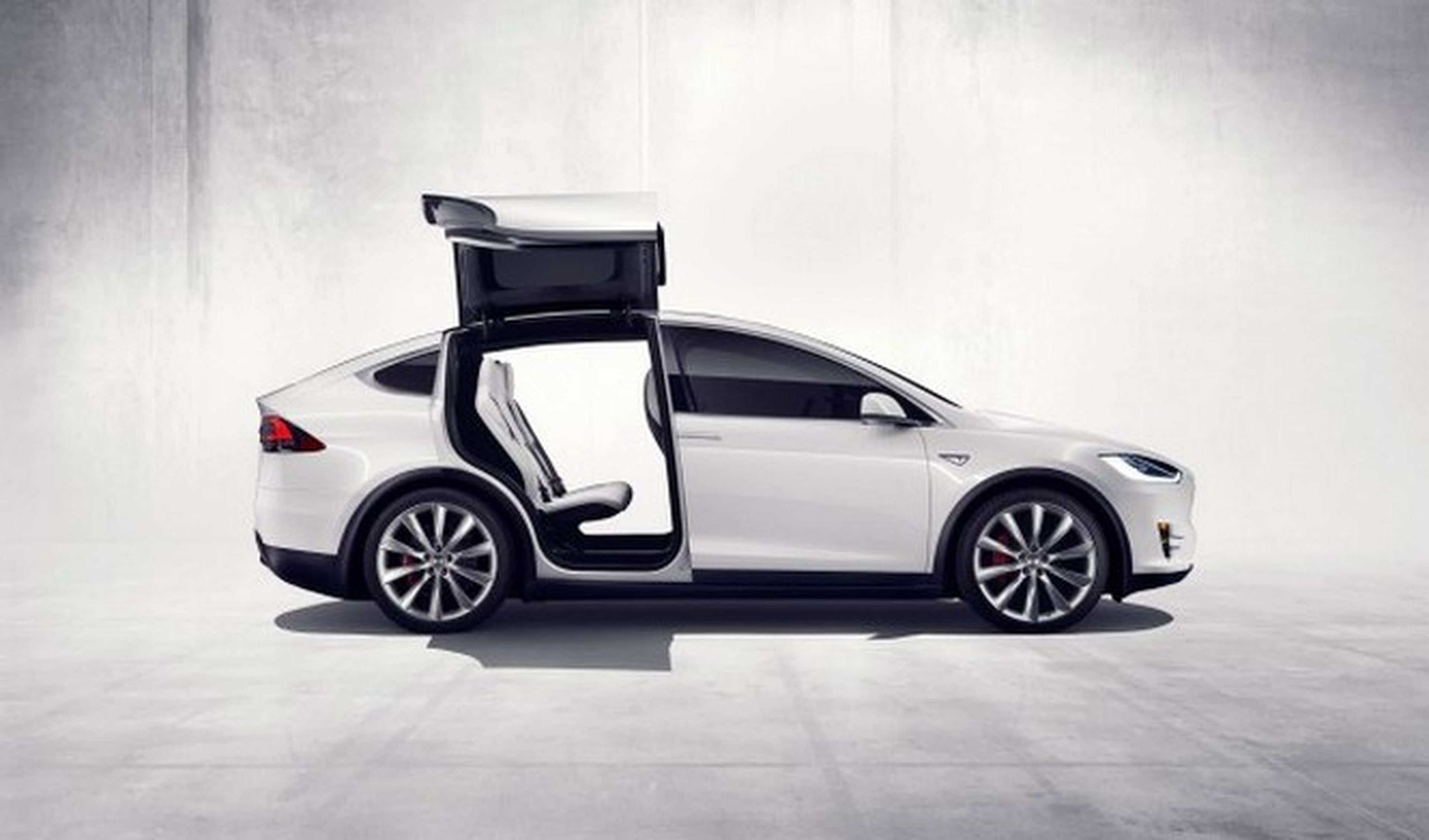 Empleado de un lavadero de coches estrella un Tesla Model X