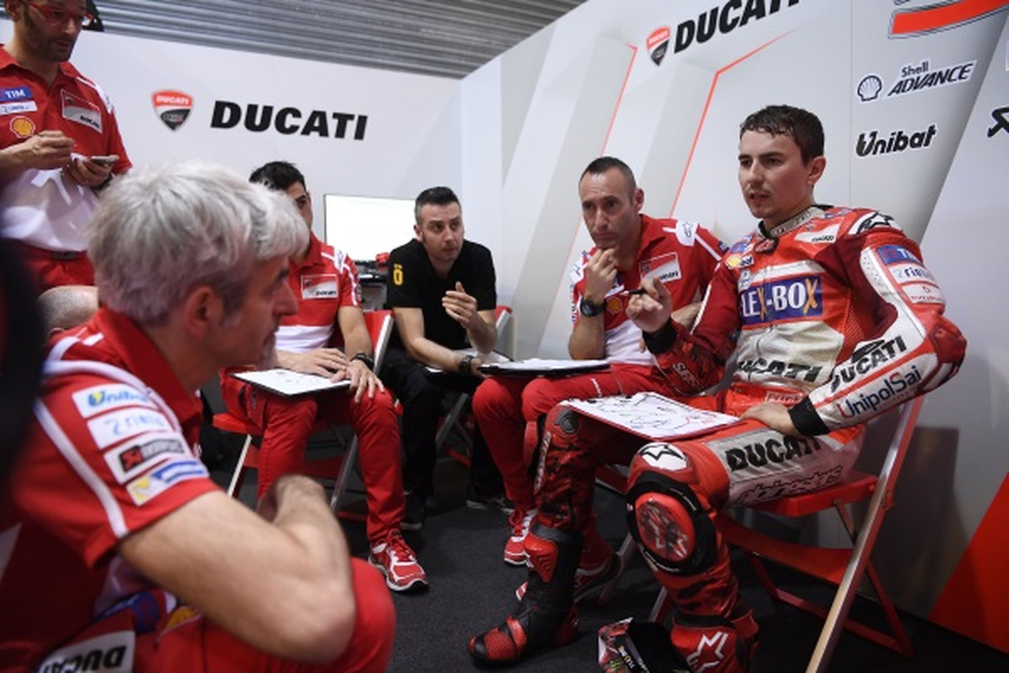 Jorge Lorenzo busca soluciones en el test privado de Ducati