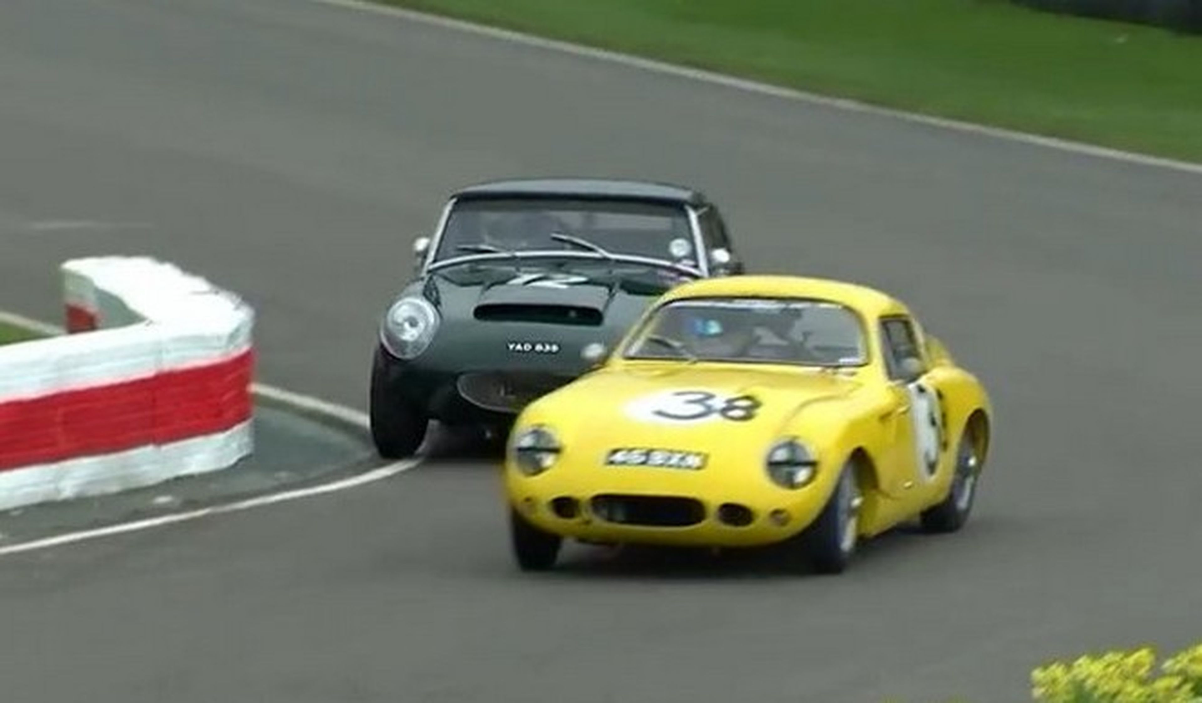 Vídeo: “Pique” en circuito entre dos coches clásicos