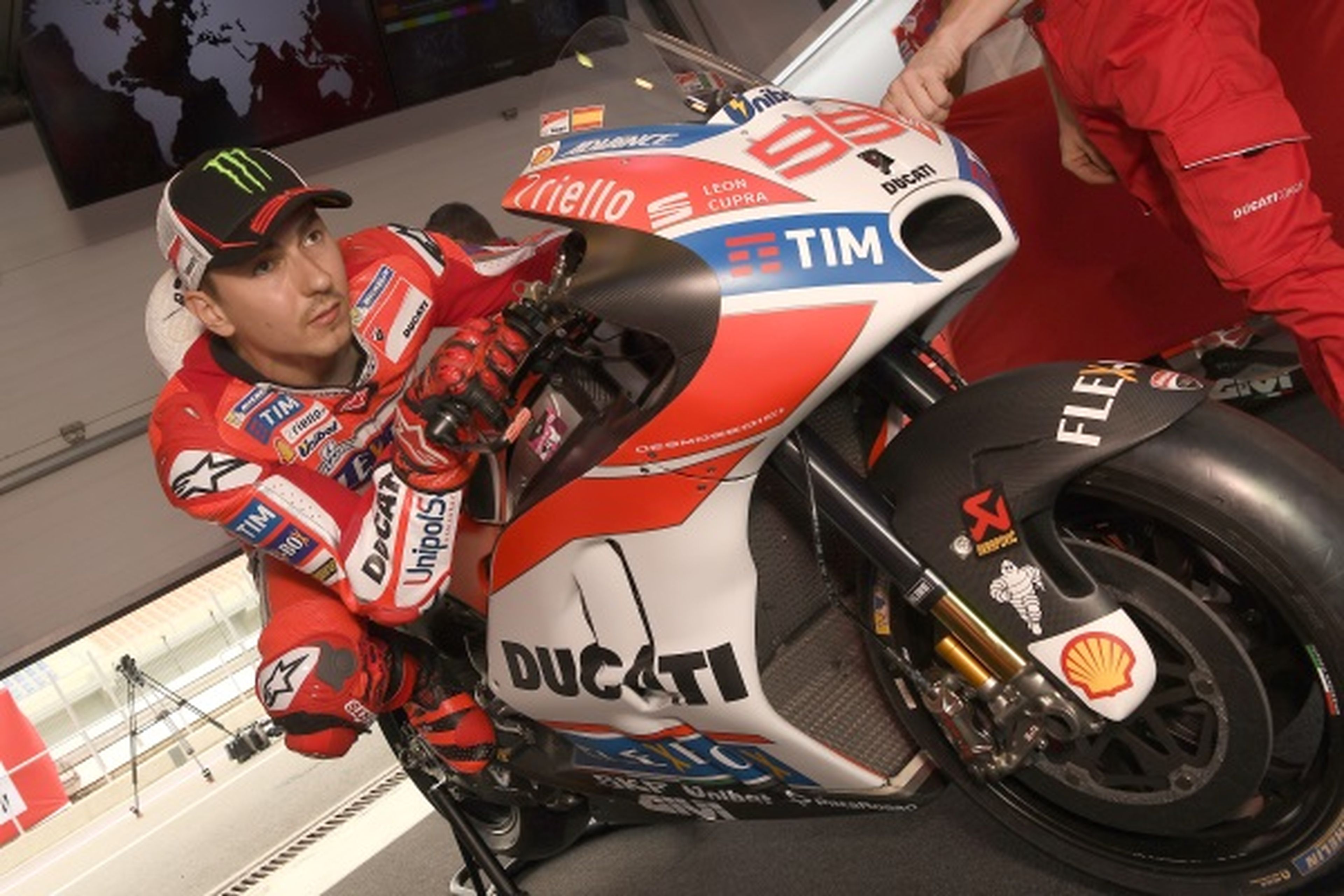 Lucchinelli: "Jorge Lorenzo está en Ducati por dinero"