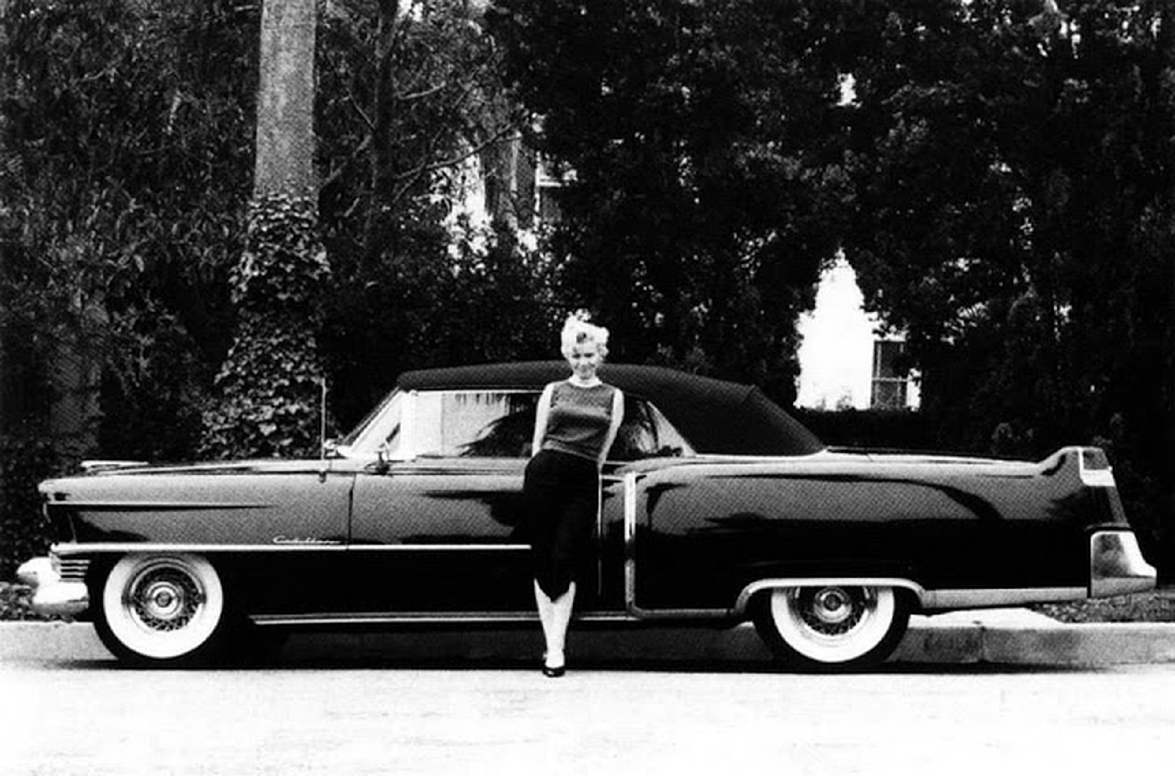 Marilyn posando con su impresionante Cadillac Convertible 1954