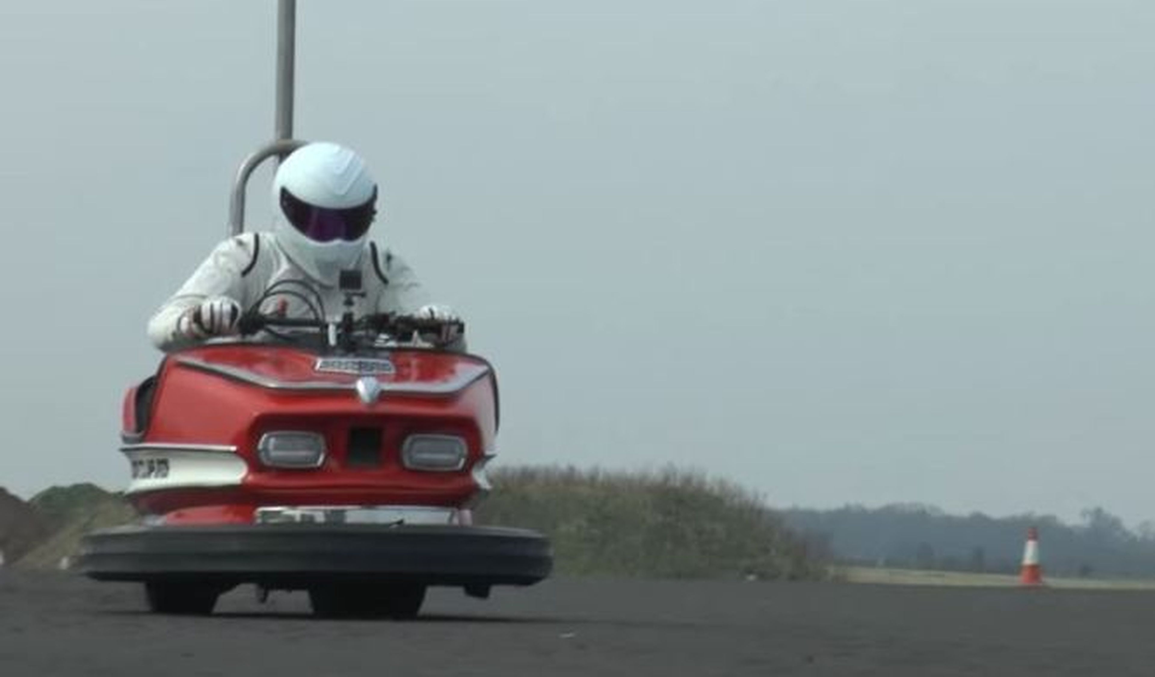 The Stig bate el récord de velocidad en un coche de choque
