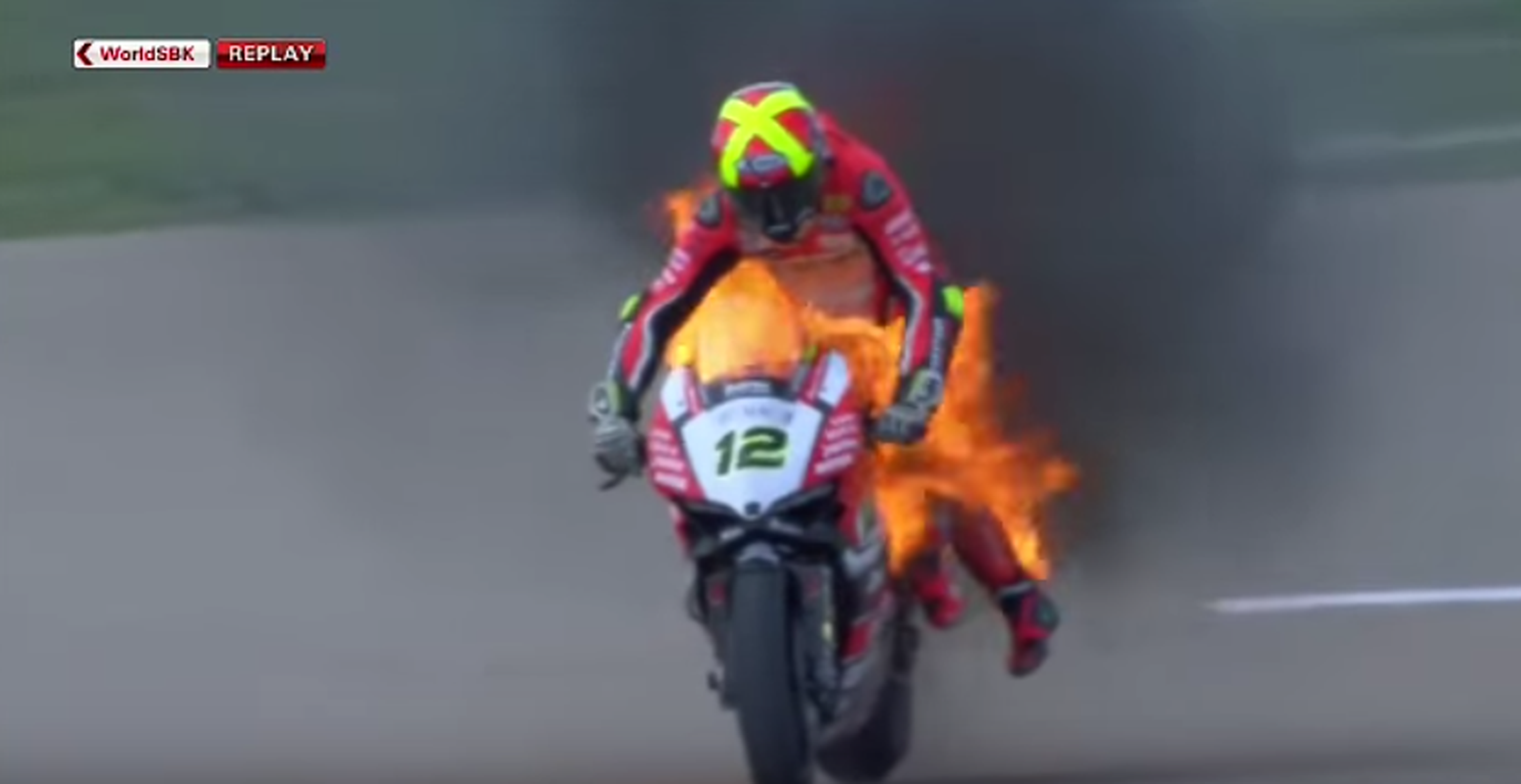 Vídeo: ¡Xavi Forés y su moto se incendian en plena carrera!
