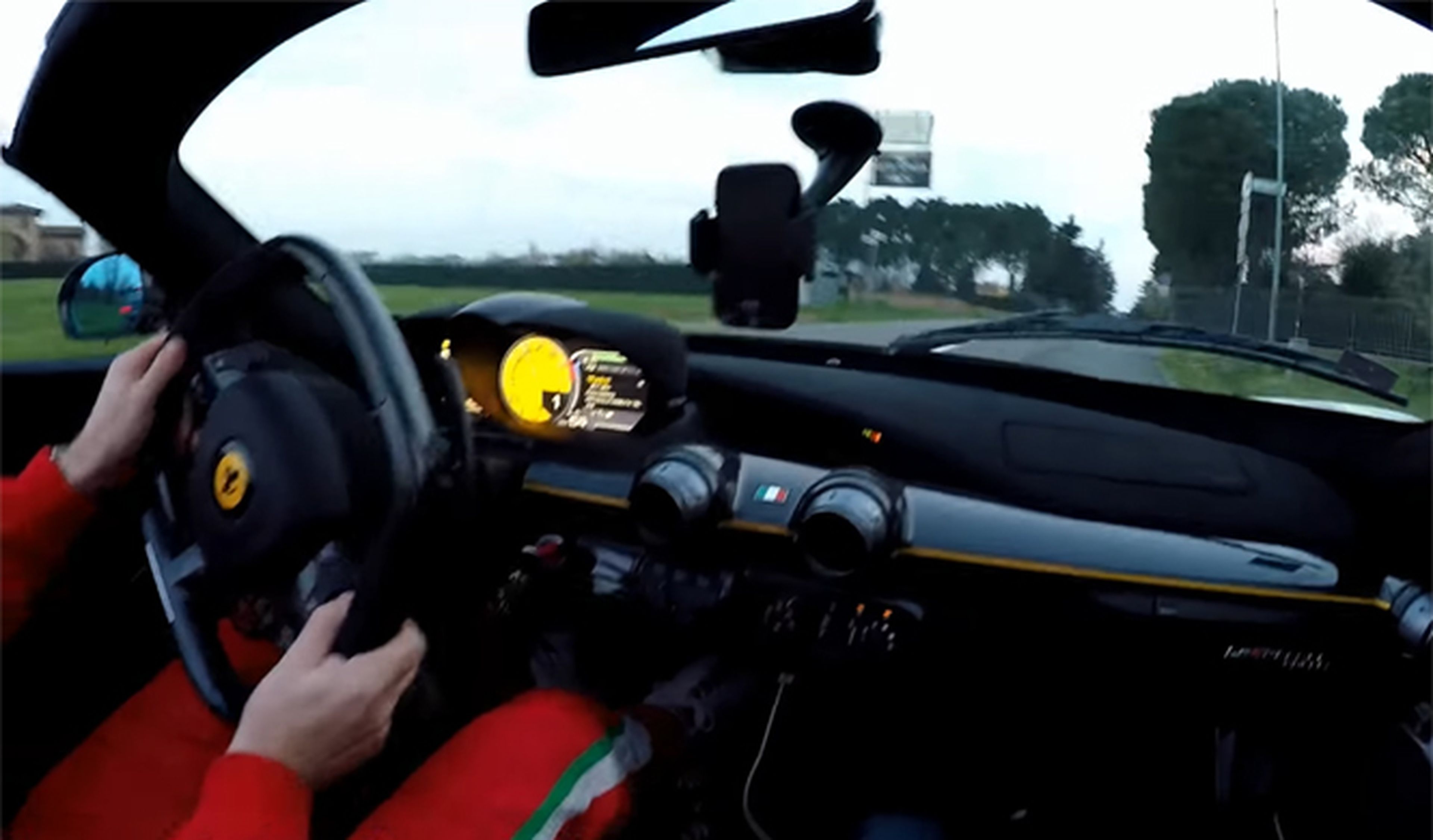 Vídeo: sube a bordo de un Ferrari LaFerrari Aperta