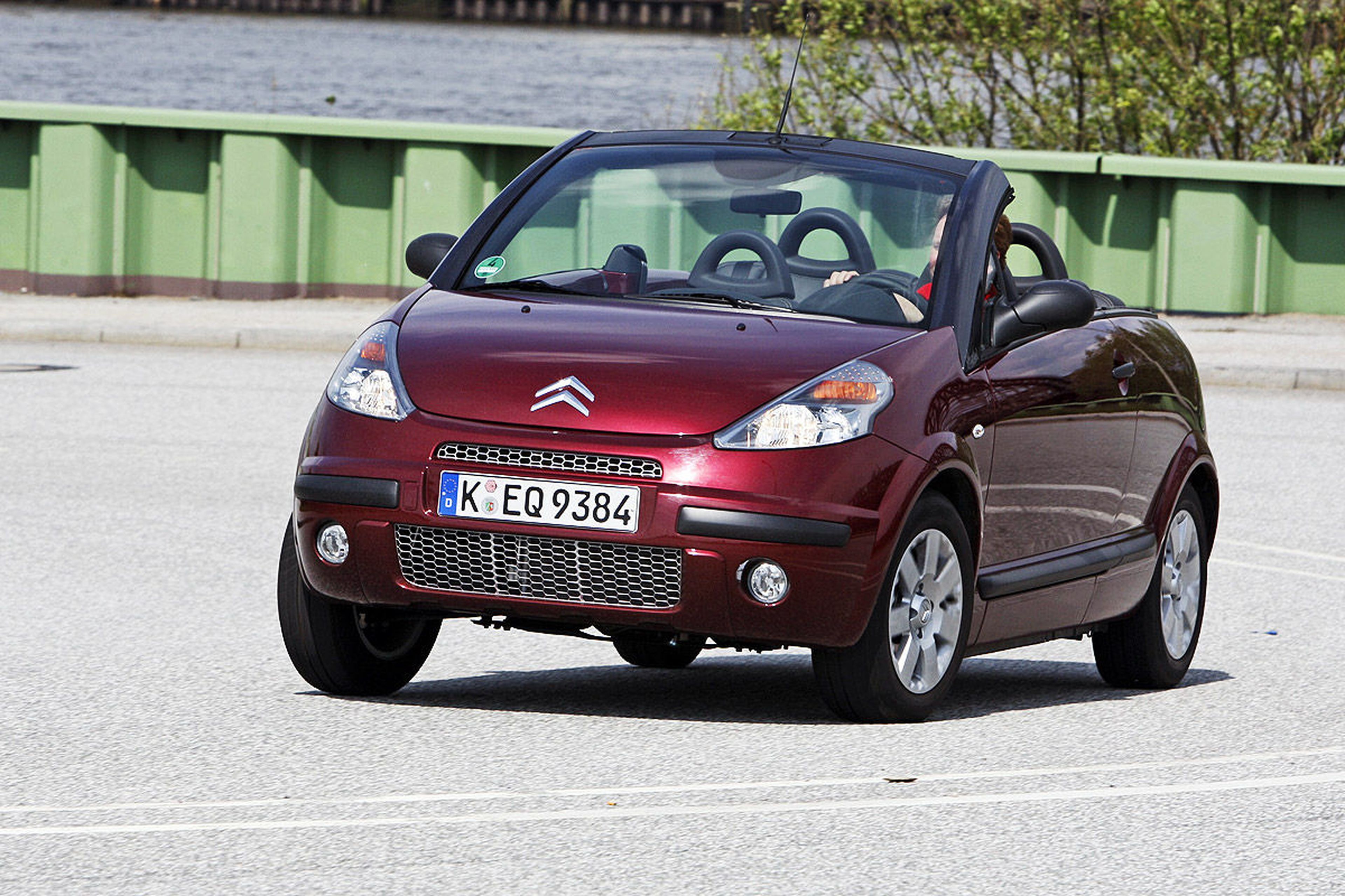 Citroën C3 Pluriel. Atención al deterioro de suspensiones y amortiguadores, óxido en discos y escape y pérdidas de aceite.