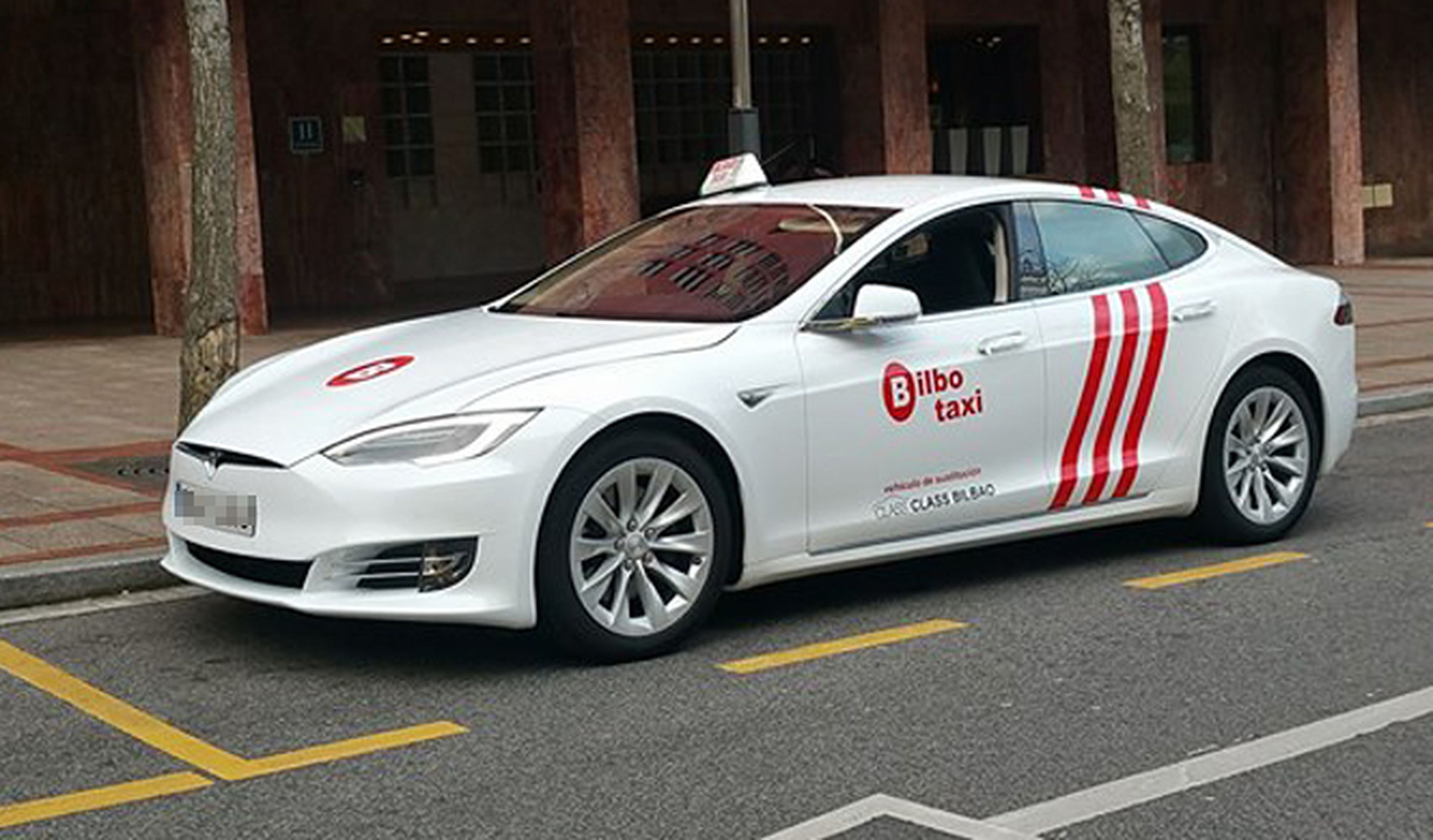 Este es el primer taxi Tesla de España