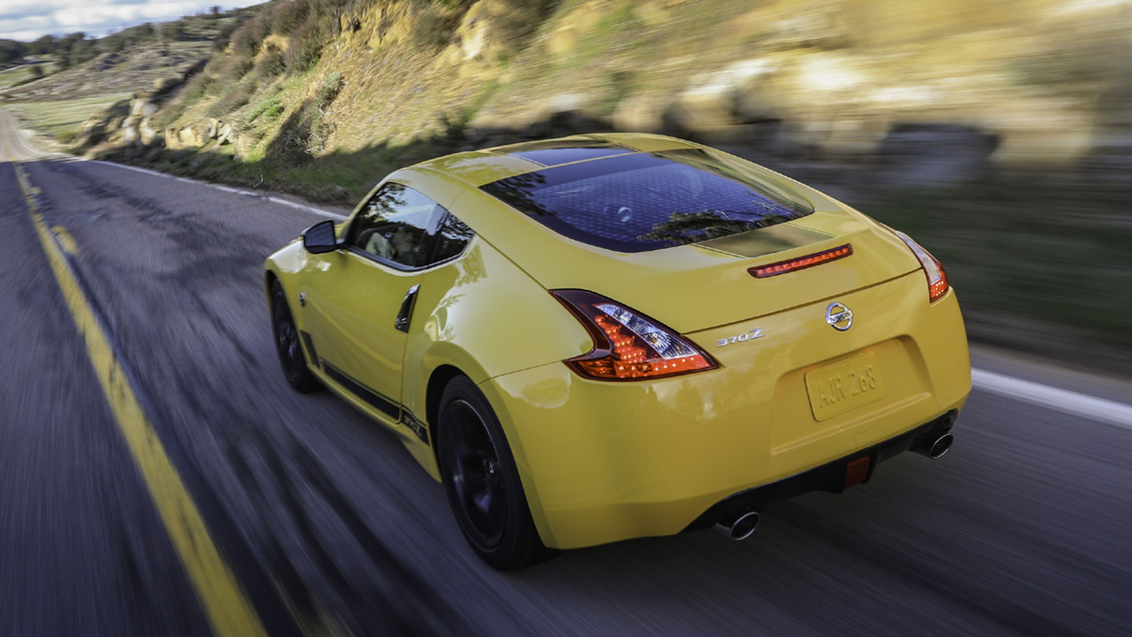 623797-nissan-370z-heritage-edition-tras