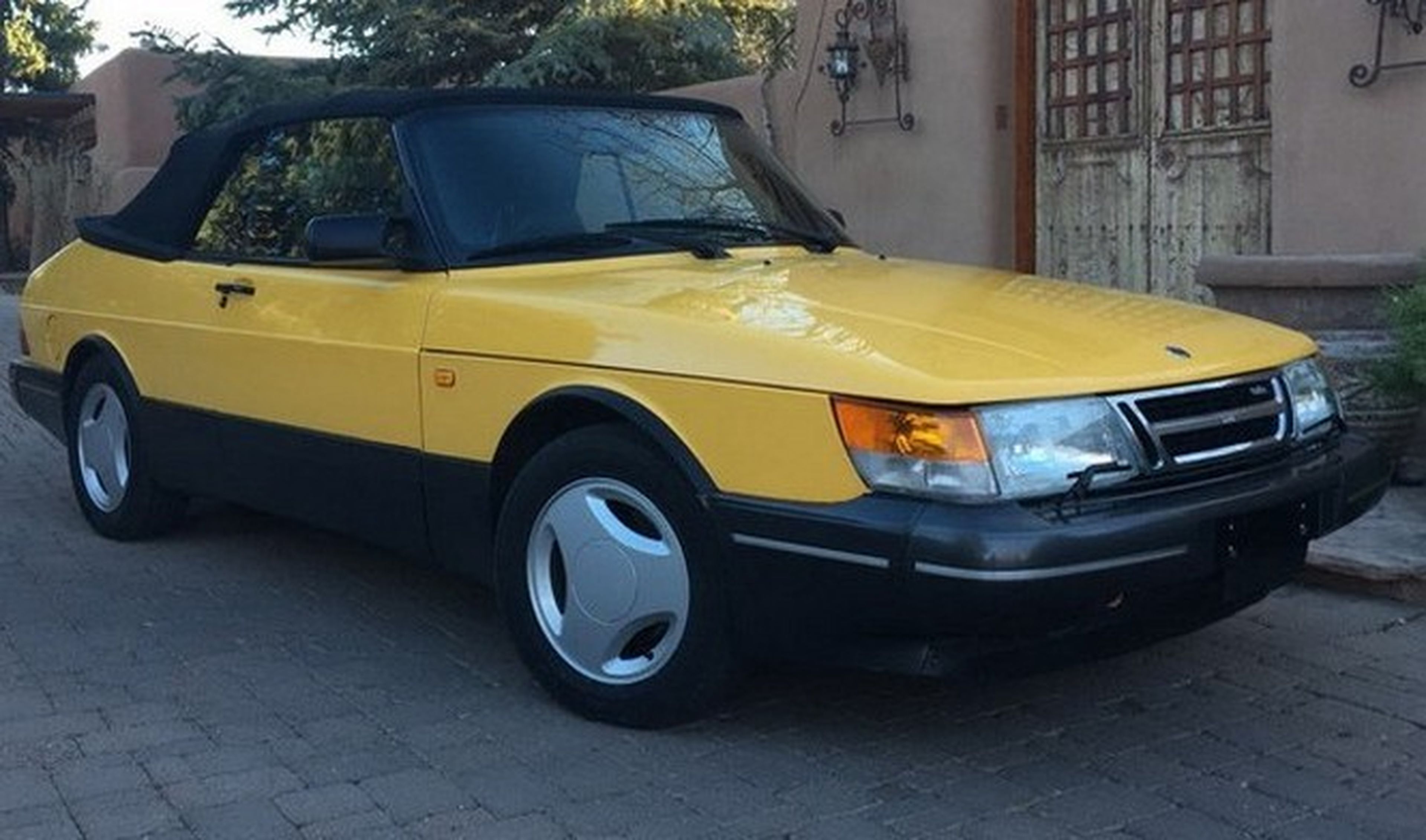 A la venta un Saab 900 SE Turbo Cabrio en color amarillo