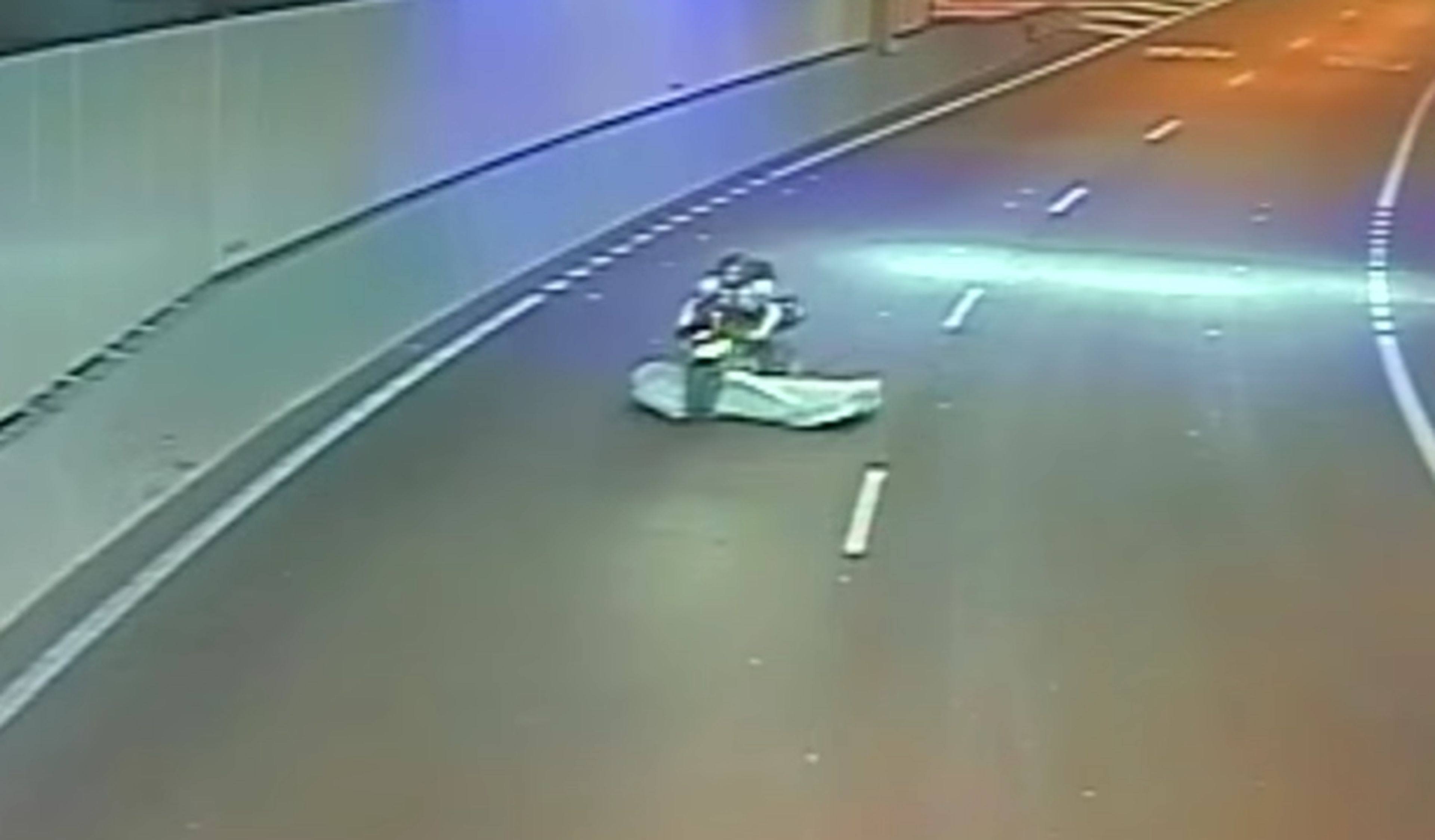 En vídeo: un colchón 'ataca' a un motorista en marcha