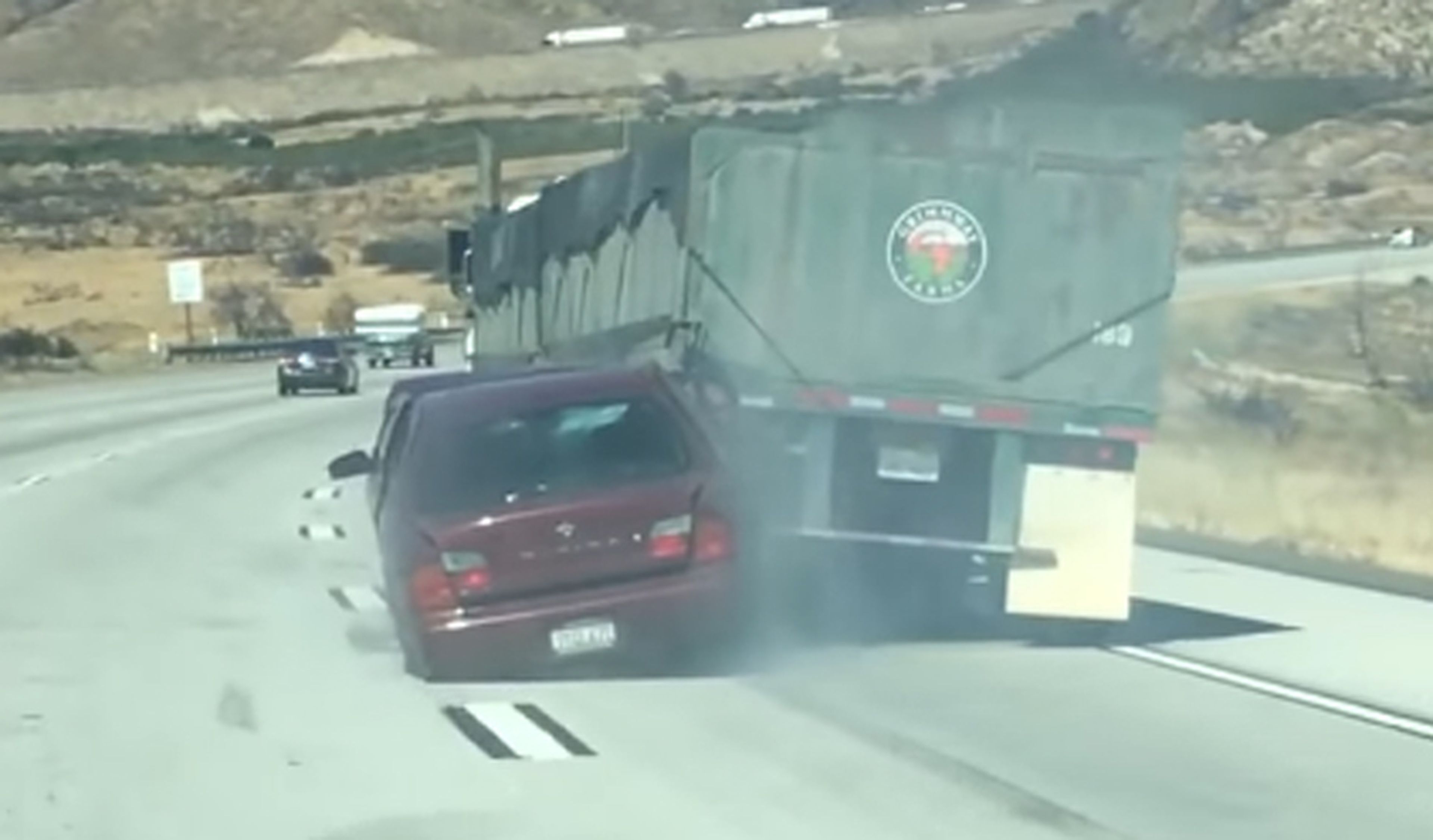 Vídeo: un camión arrastra un coche durante 6 kilómetros
