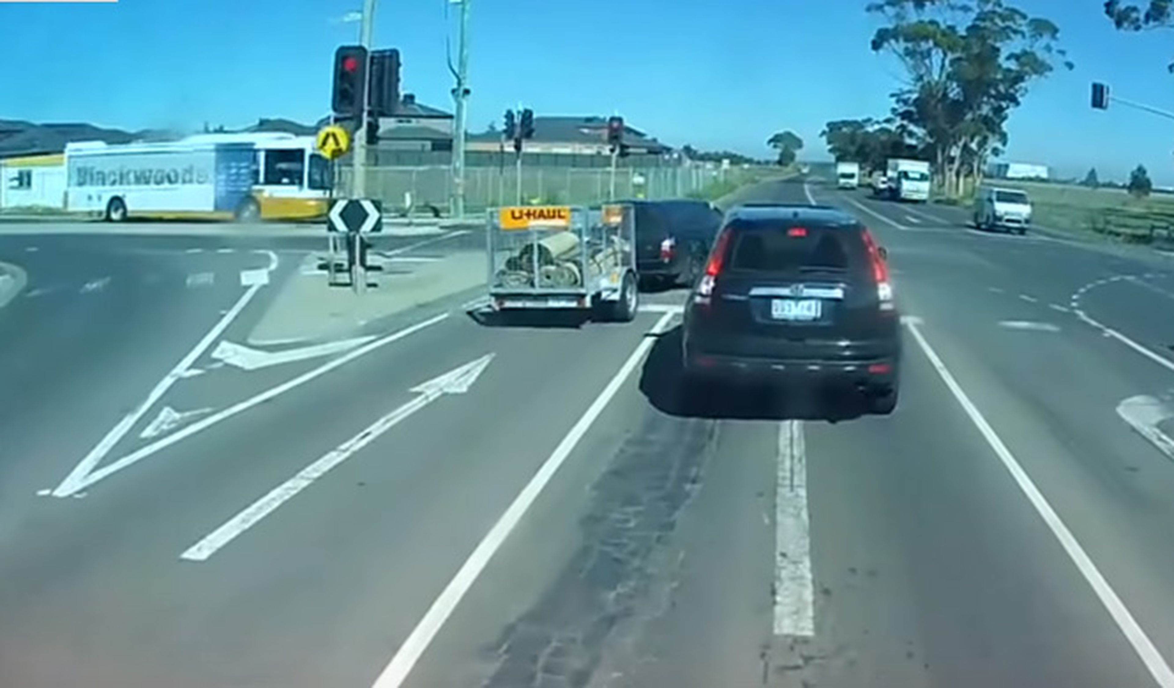 Vídeo: un conductor se salta un semáforo y…