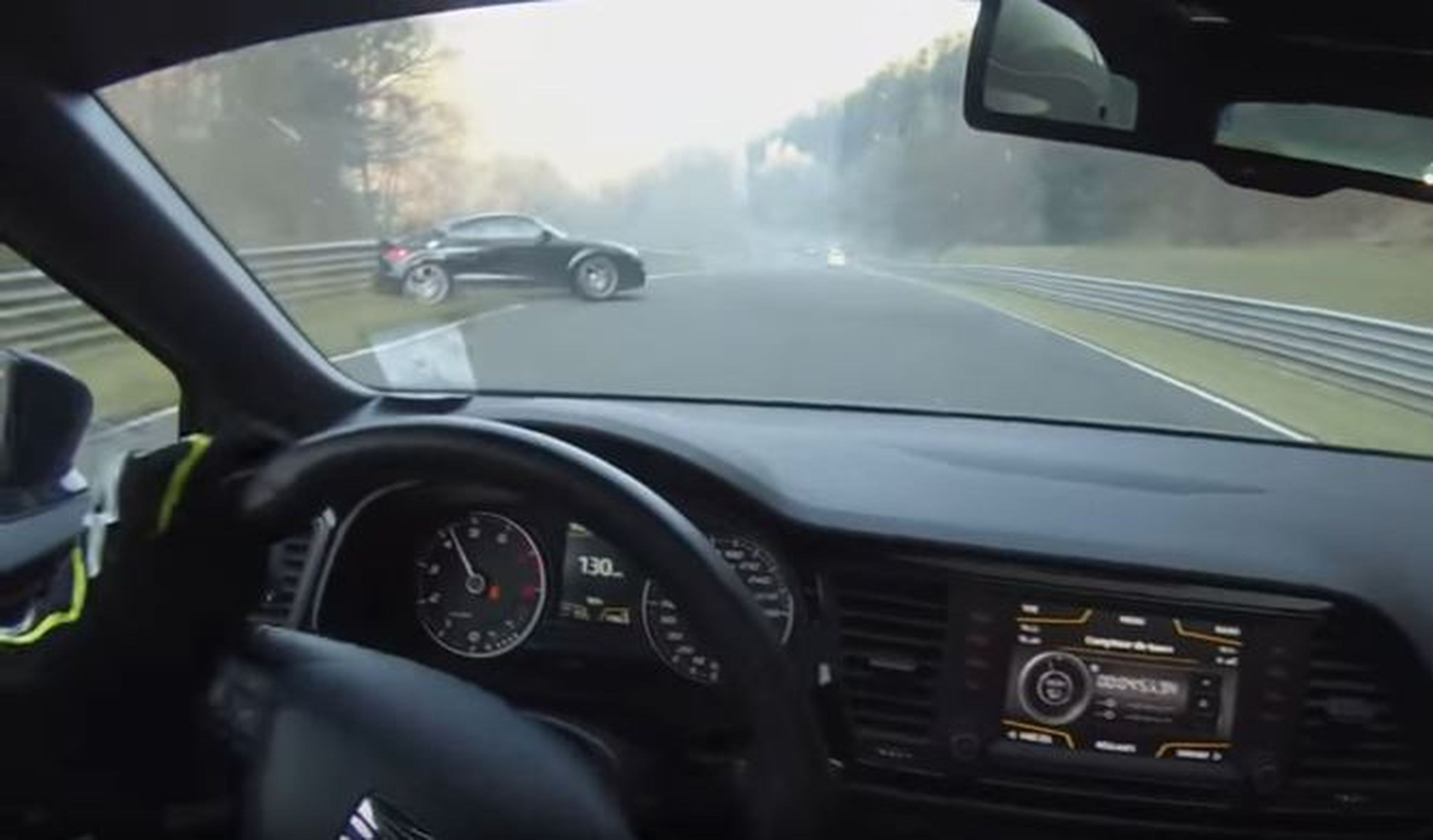 Vídeo: Audi TT RS casi choca tras pisar aceite en el Ring