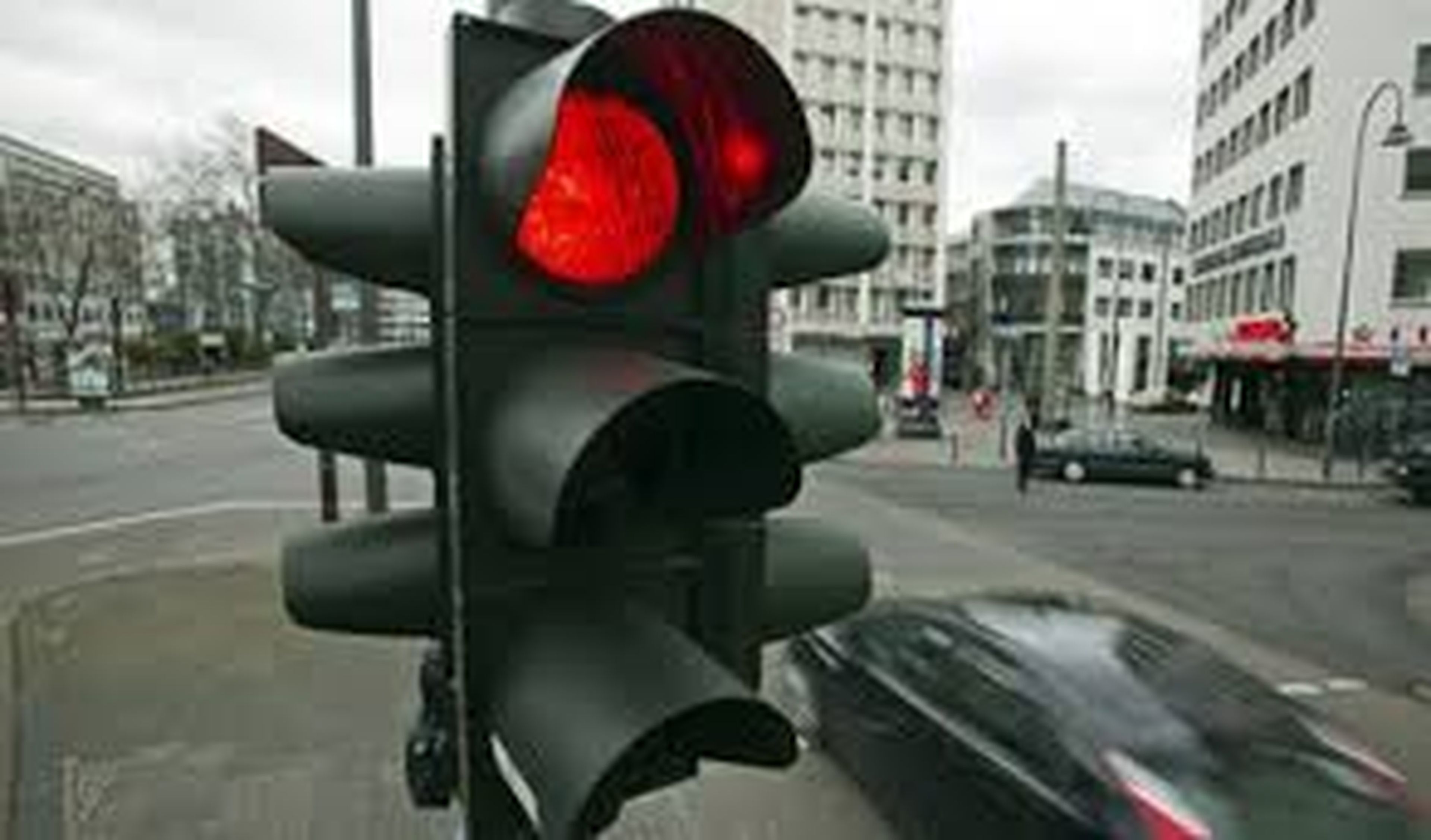 El mundo al revés: un hombre denuncia a un semáforo
