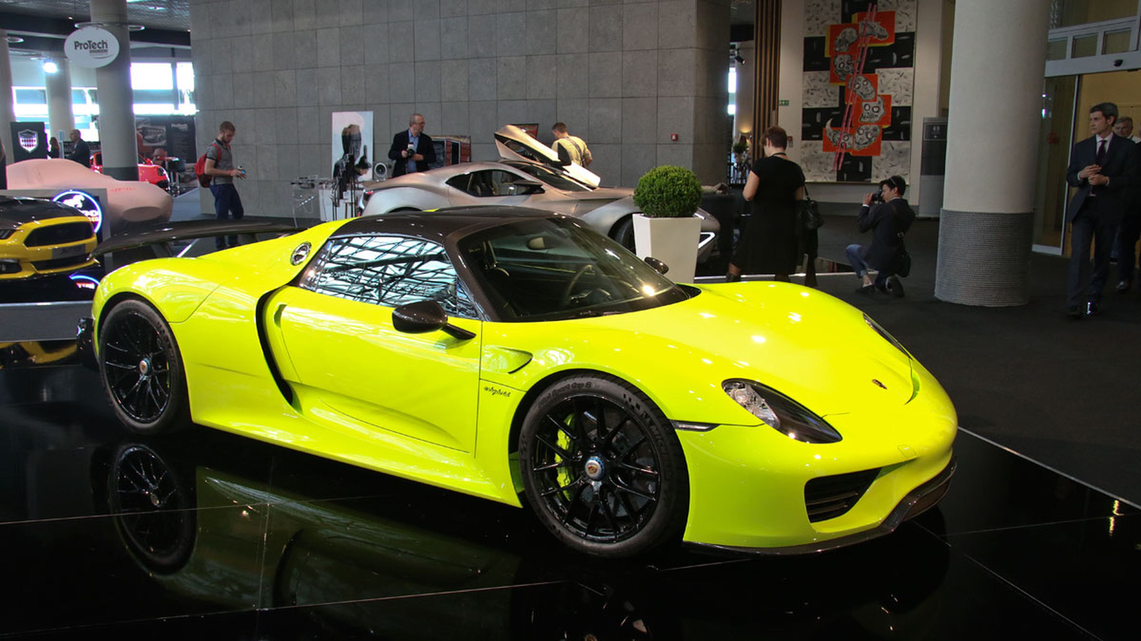 El Porsche 918 Spyder 'Acid Green', a la venta en Dubái