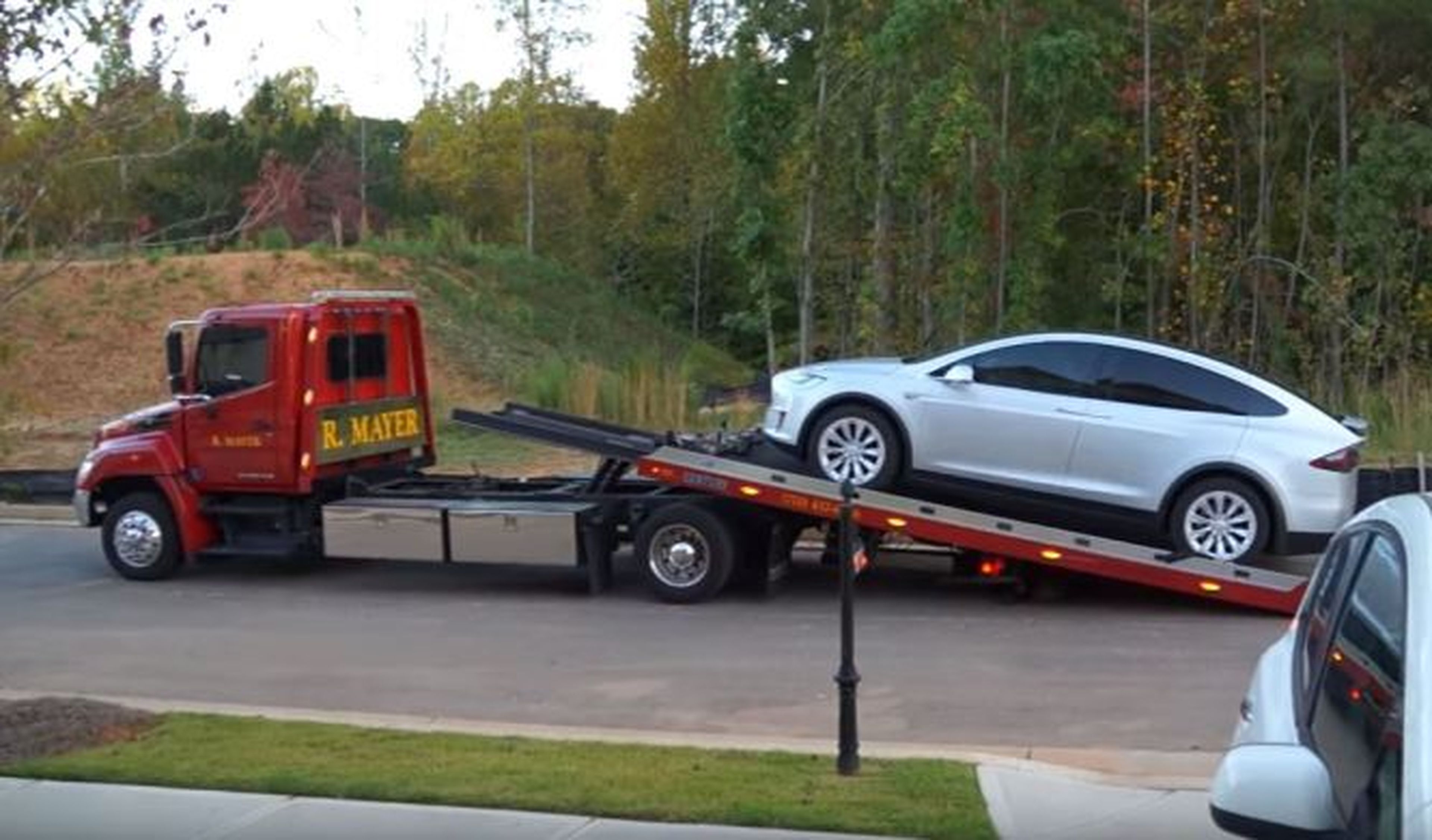 Cómo abrir las puertas del Tesla Model X en una emergencia