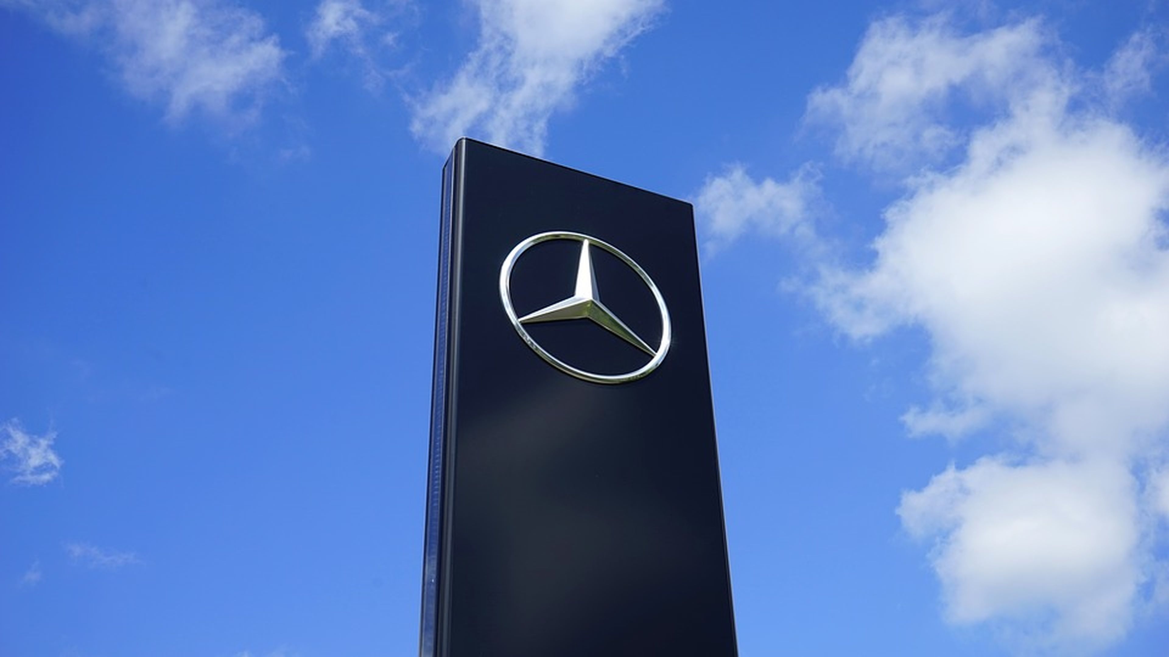 Fiscalía registra Daimler por presunto trucaje de emisiones