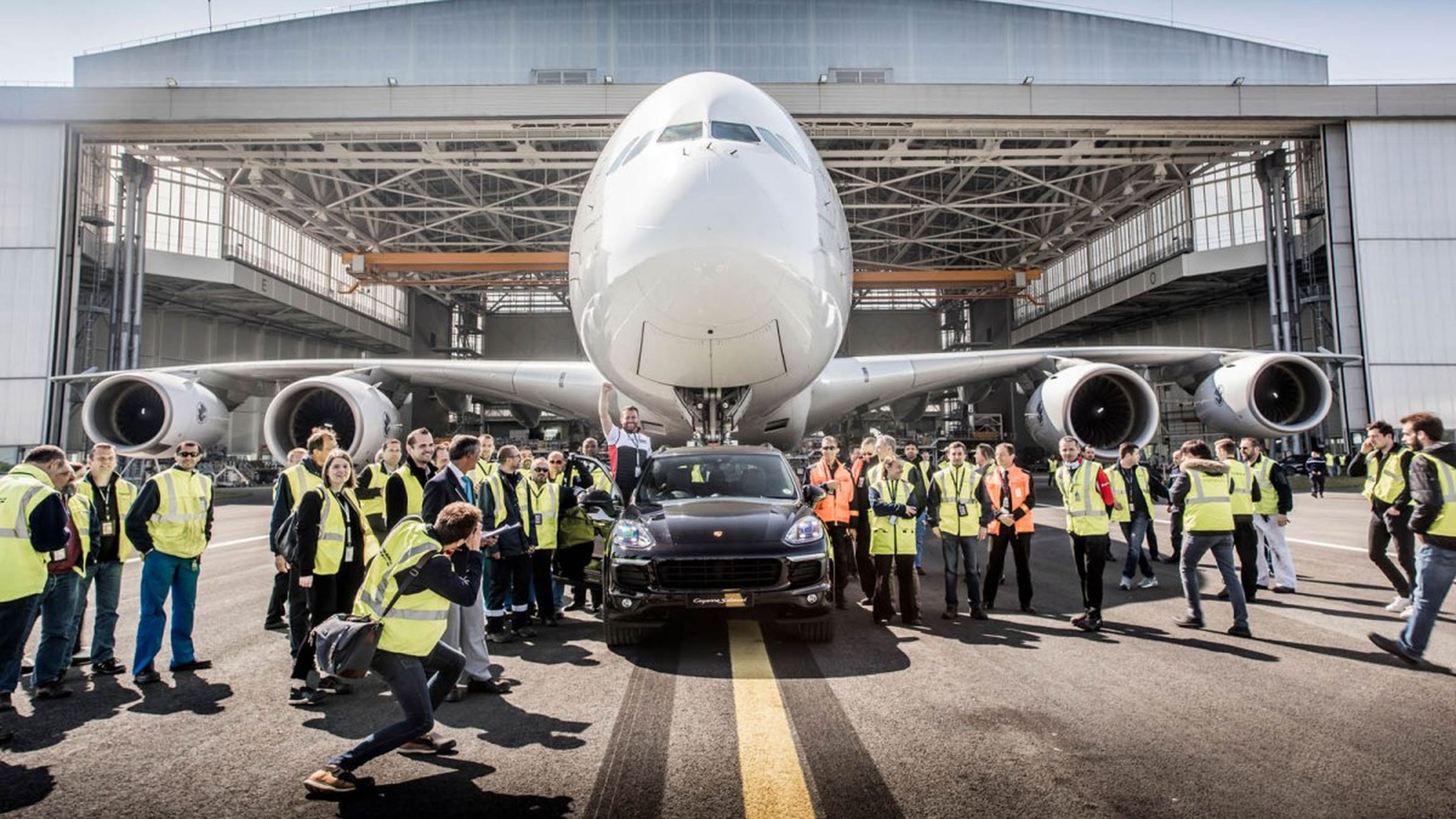 Porsche Cayenne arrastra Airbus A380