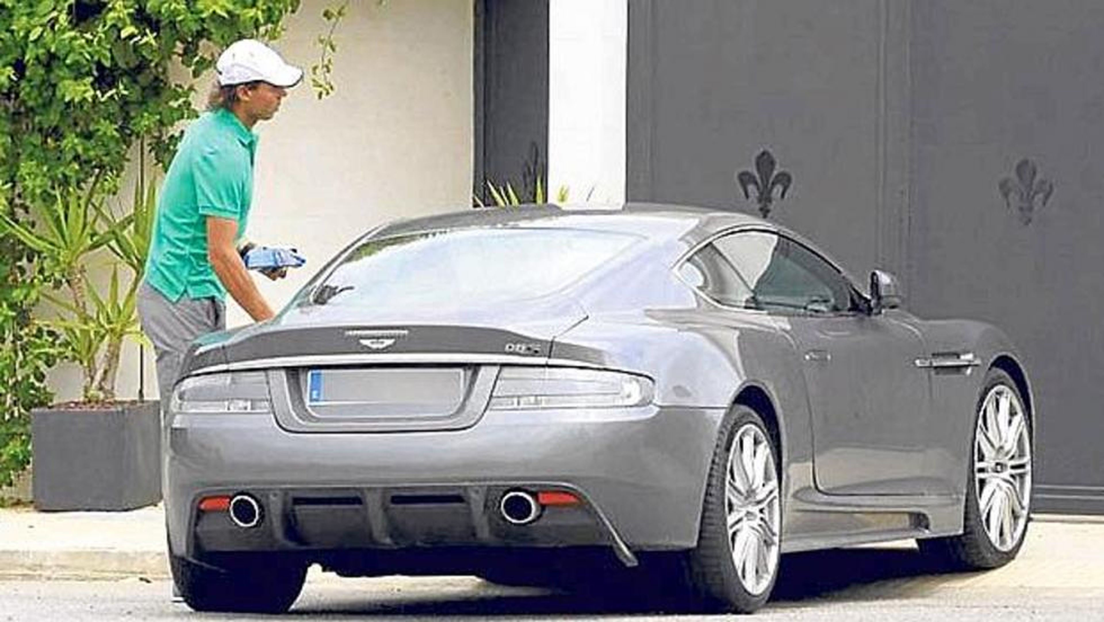 Rafa Nadal y su Aston Martin DBS.