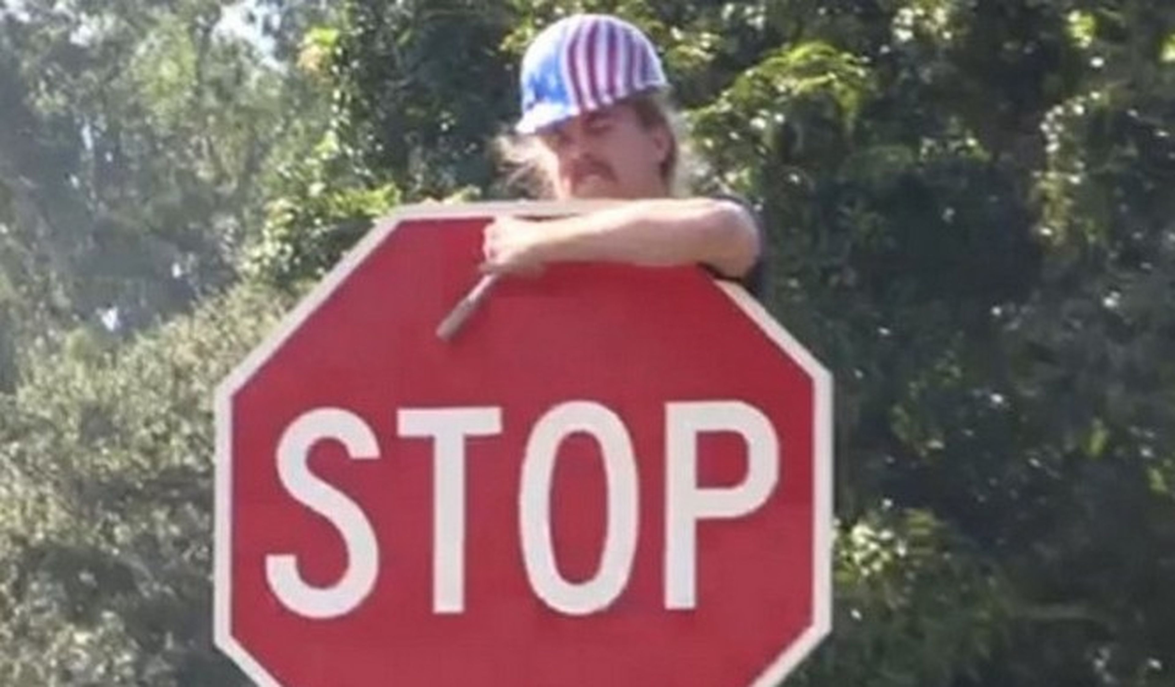 Un youtuber es arrestado por quitar señales de Stop
