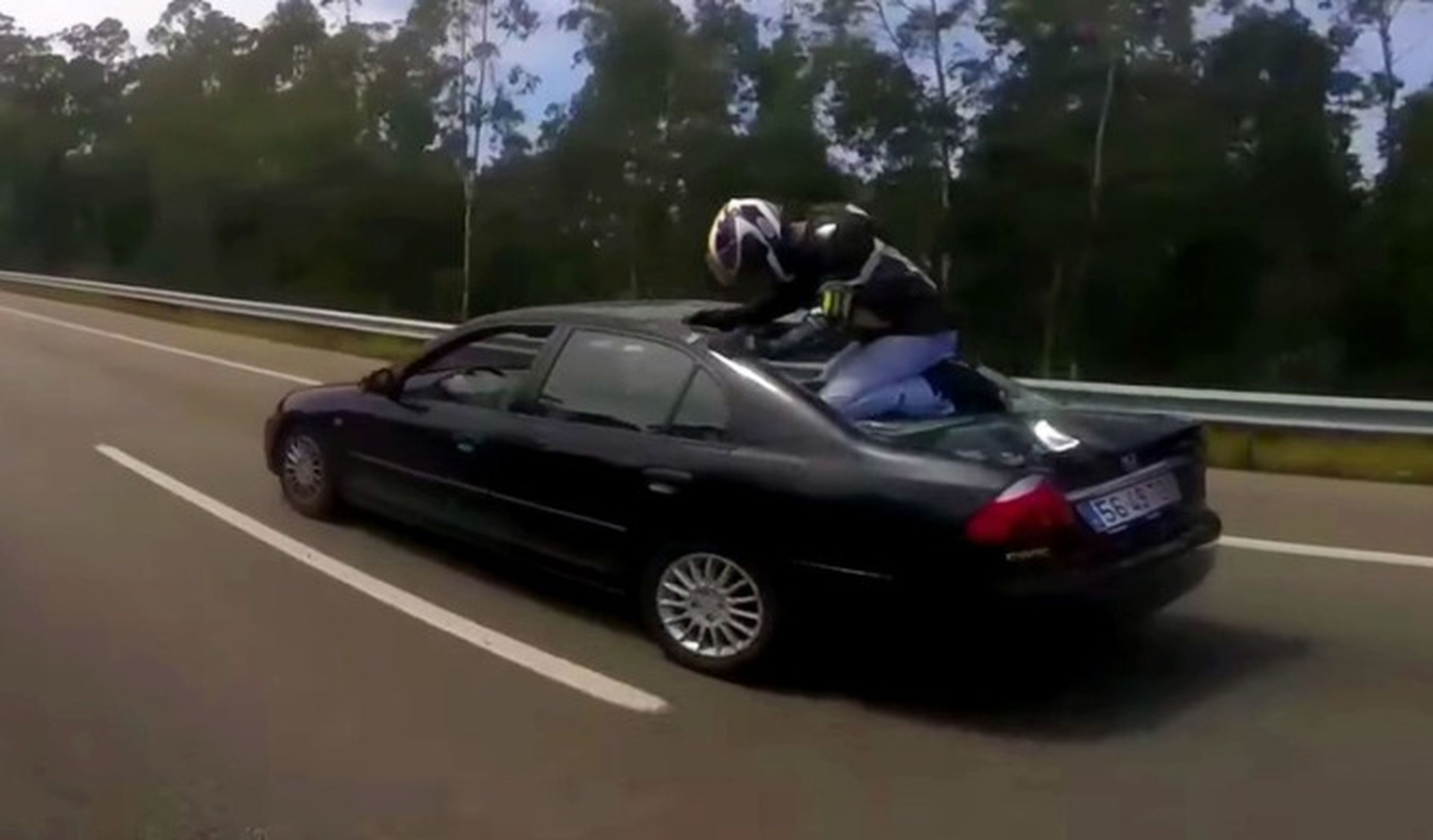 Vídeo: motorista acaba encima de un coche tras accidente
