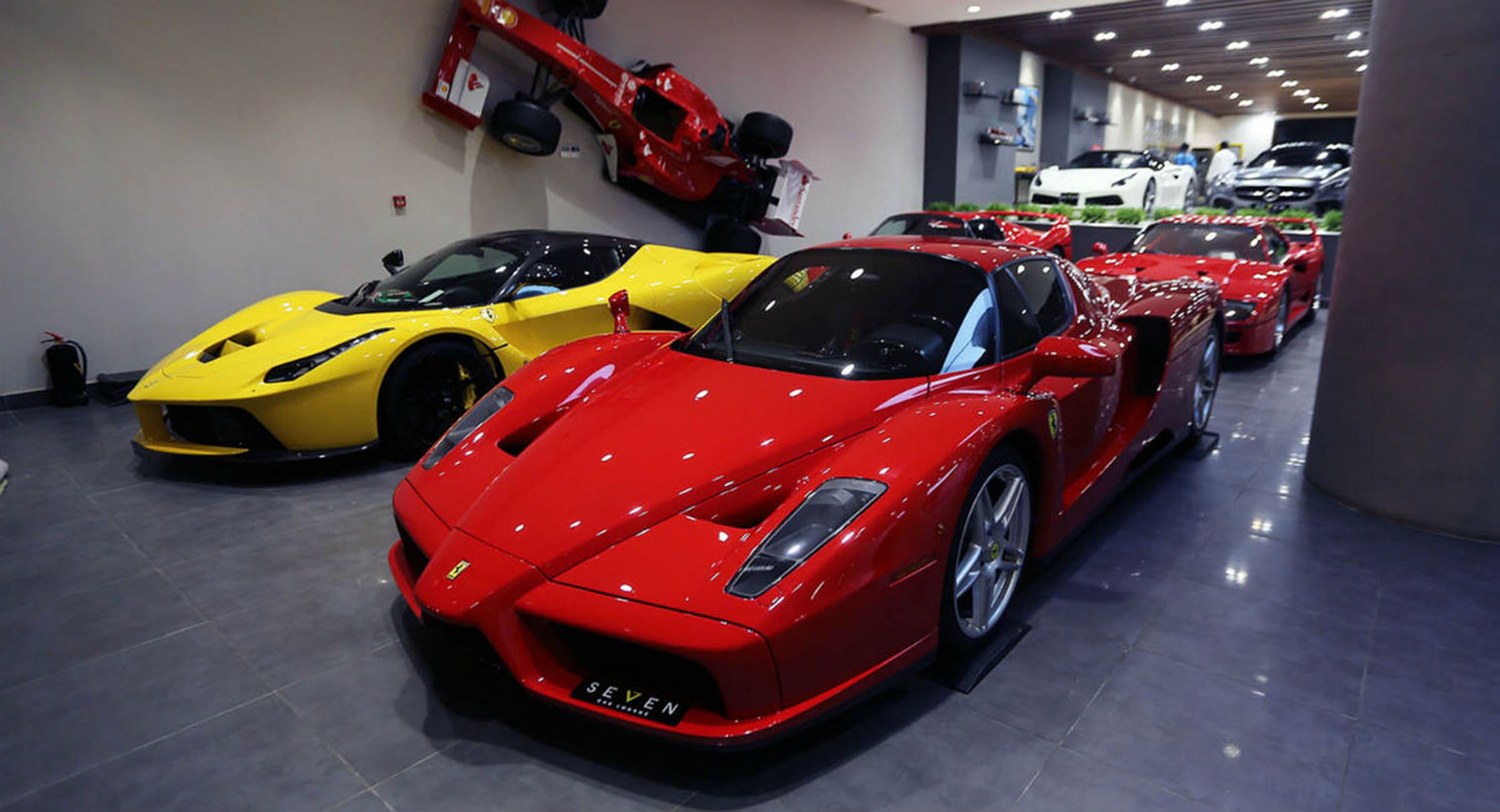 Superdeportivos Ferrari en concesionario de Arabia Saudi