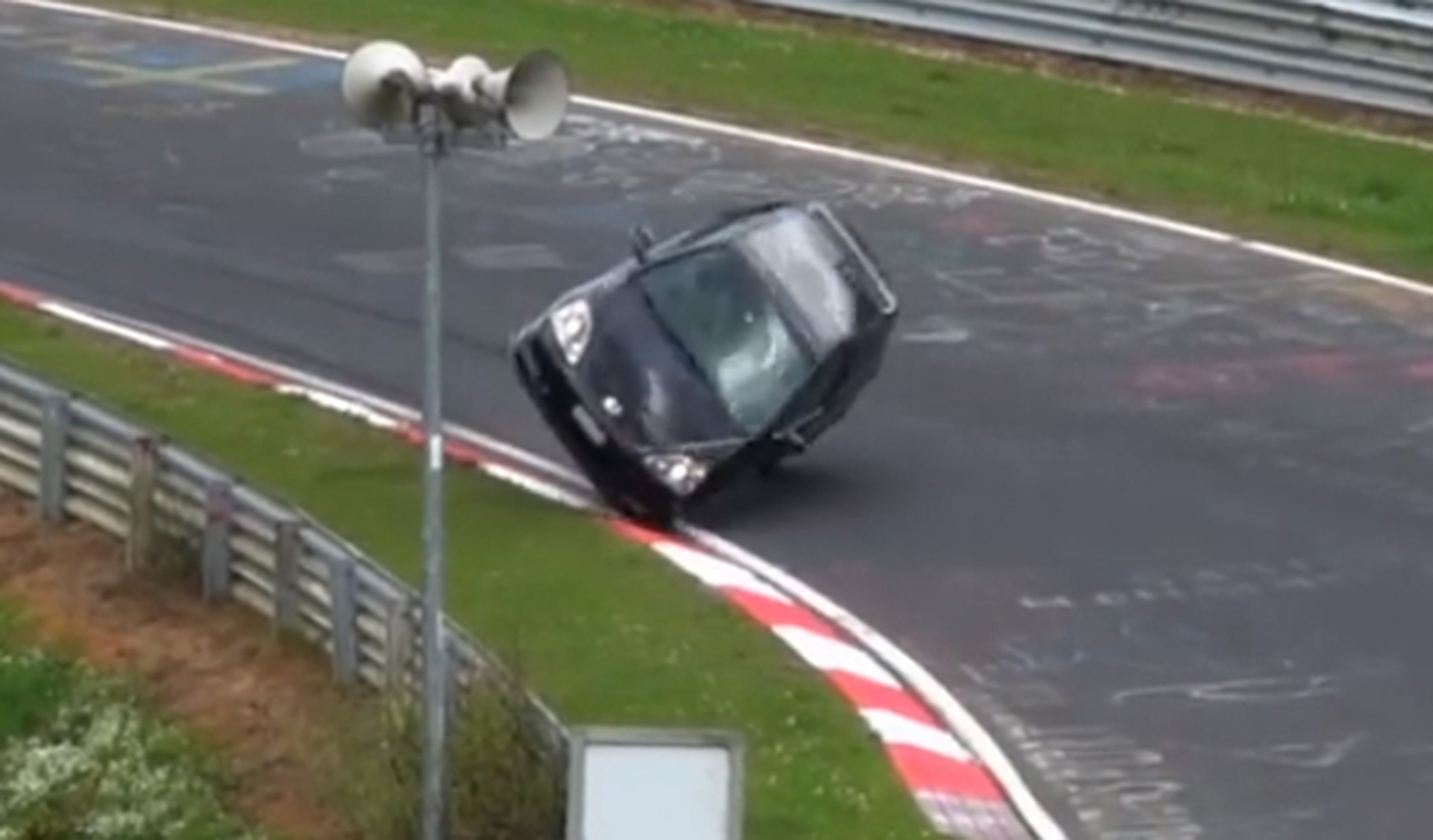Vídeo: un Civic Type R acaba patas arriba en Nürburgring