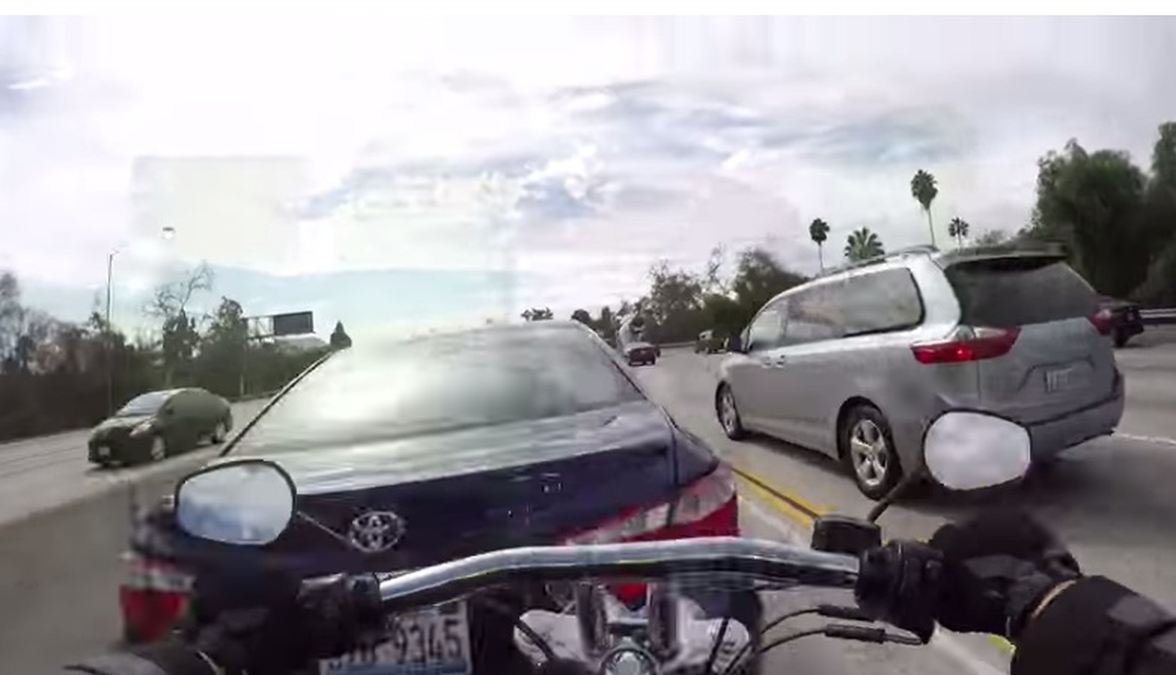 Vídeo: un motorista choca y se queda encima de un coche