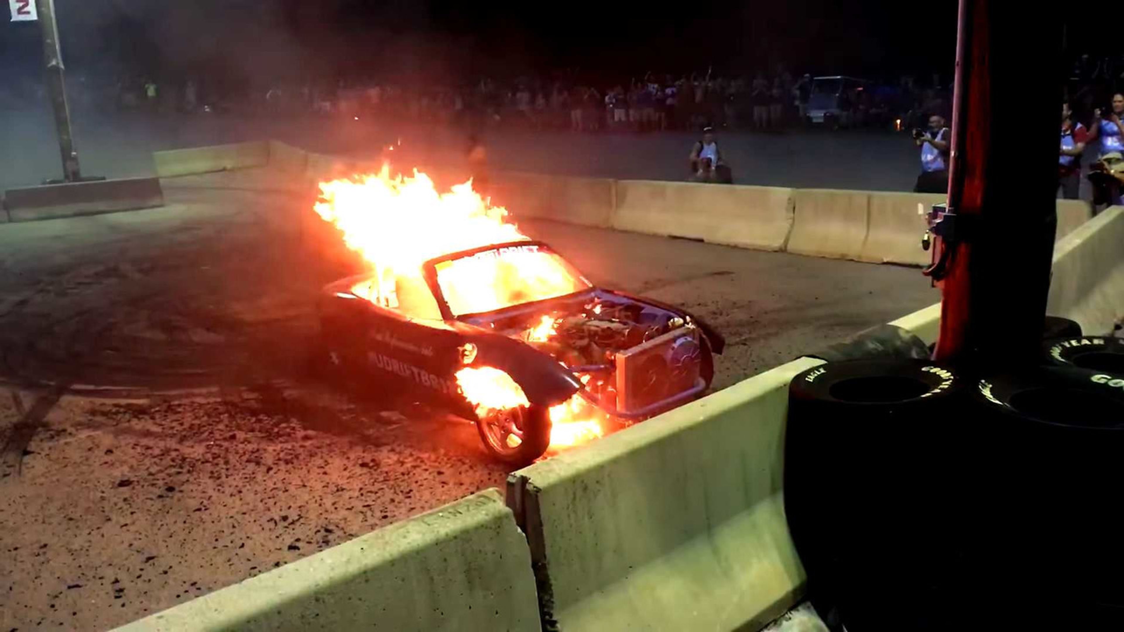Vídeo: un Mazda Miata arde en un concurso de burnouts
