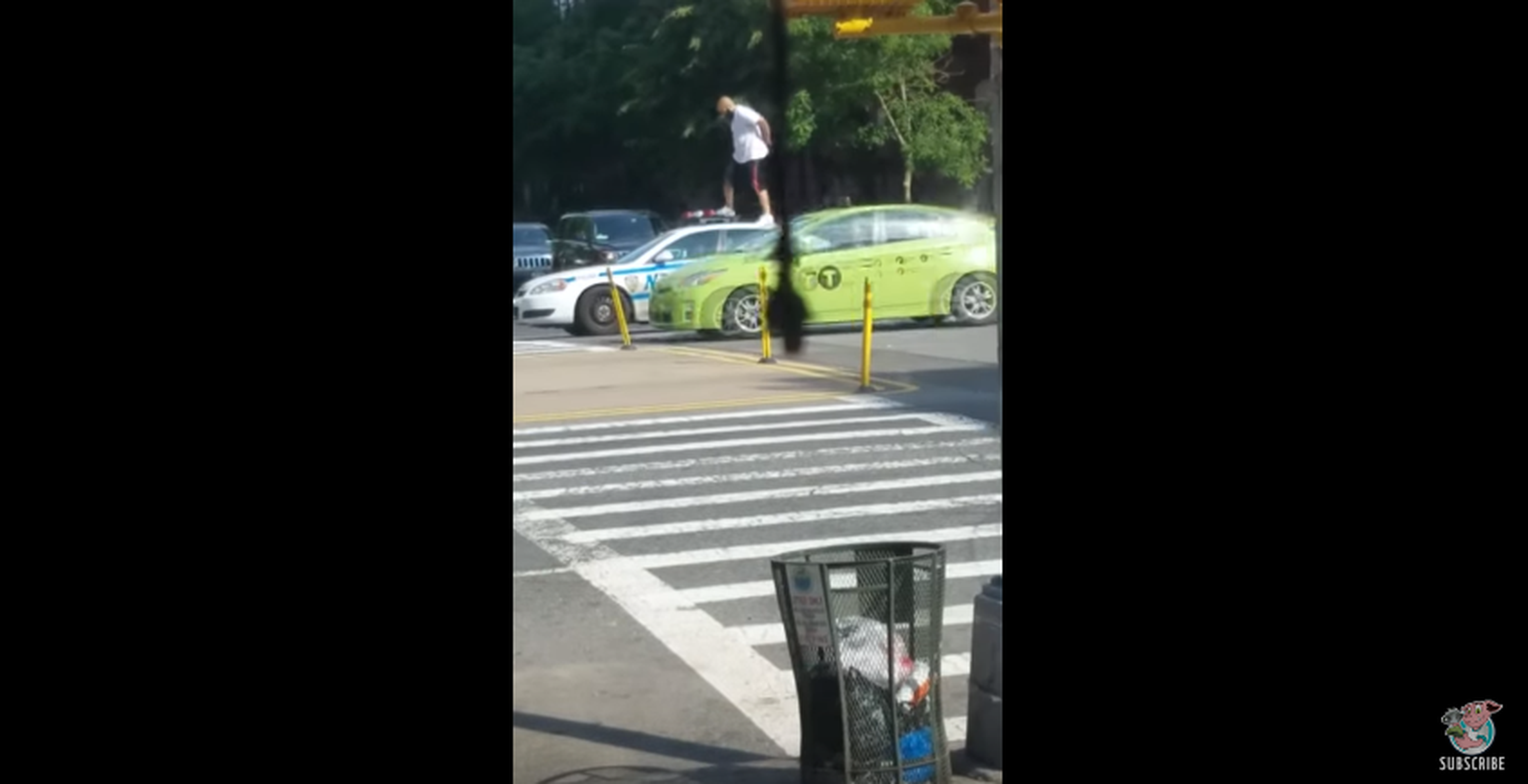 Un hombre salta sobre coches de la Policía de NYC