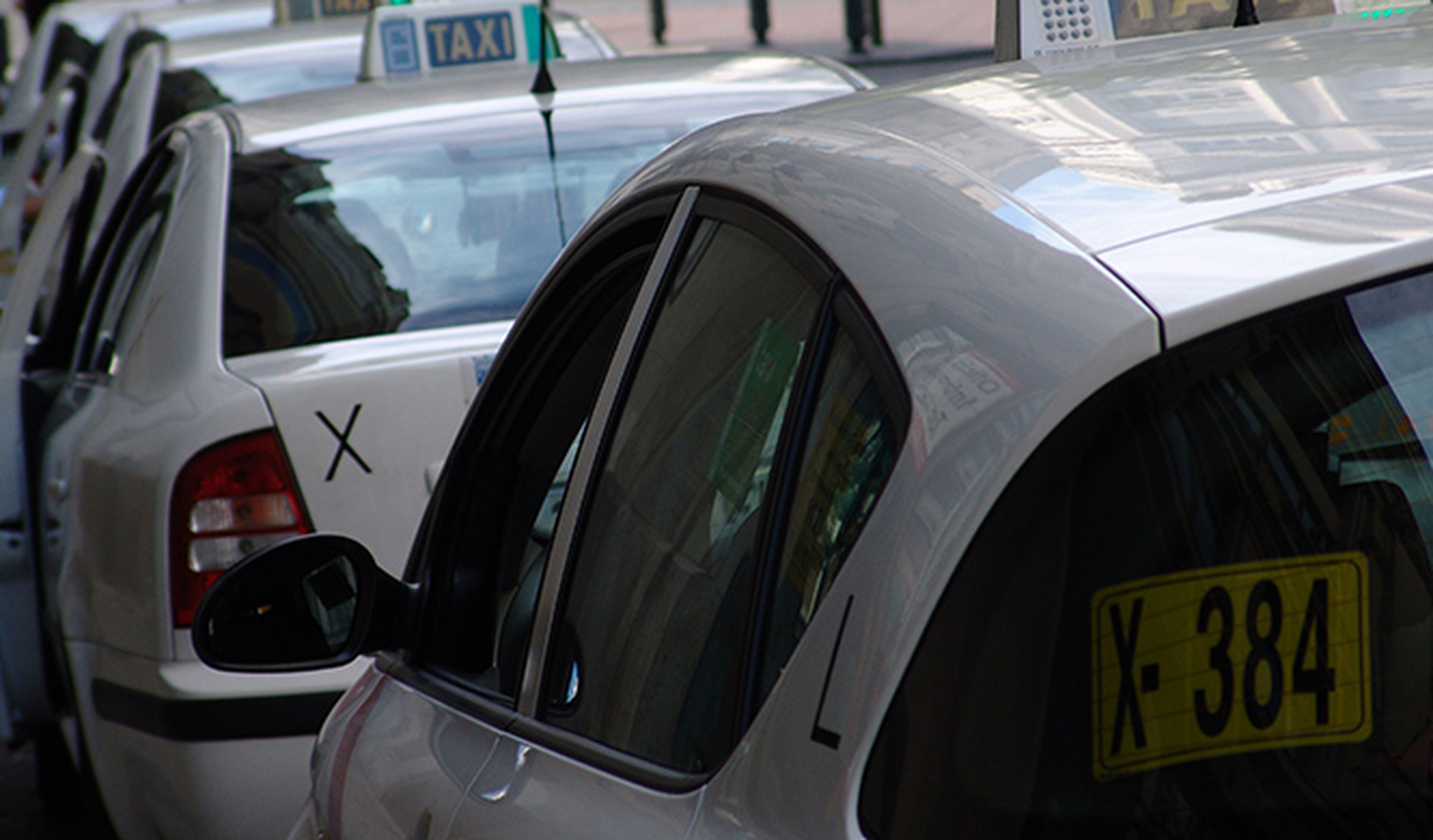 Huelga de taxis: Uber y Cabify responden