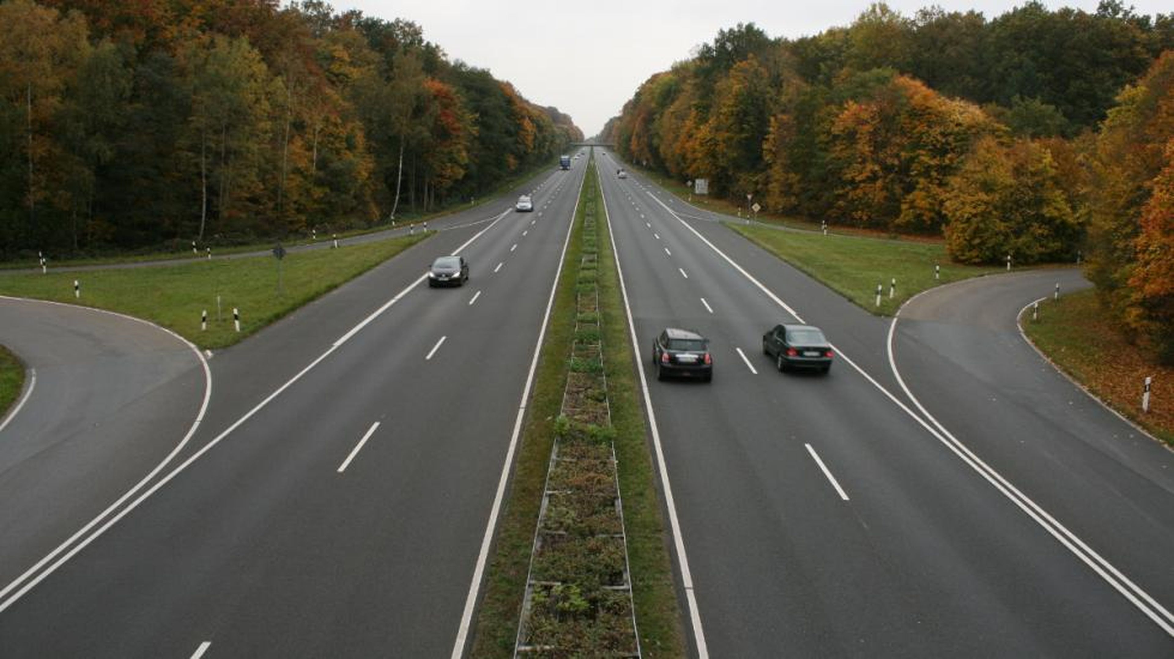 ¿Por qué las autopistas alemanas tienen rectas tan largas?