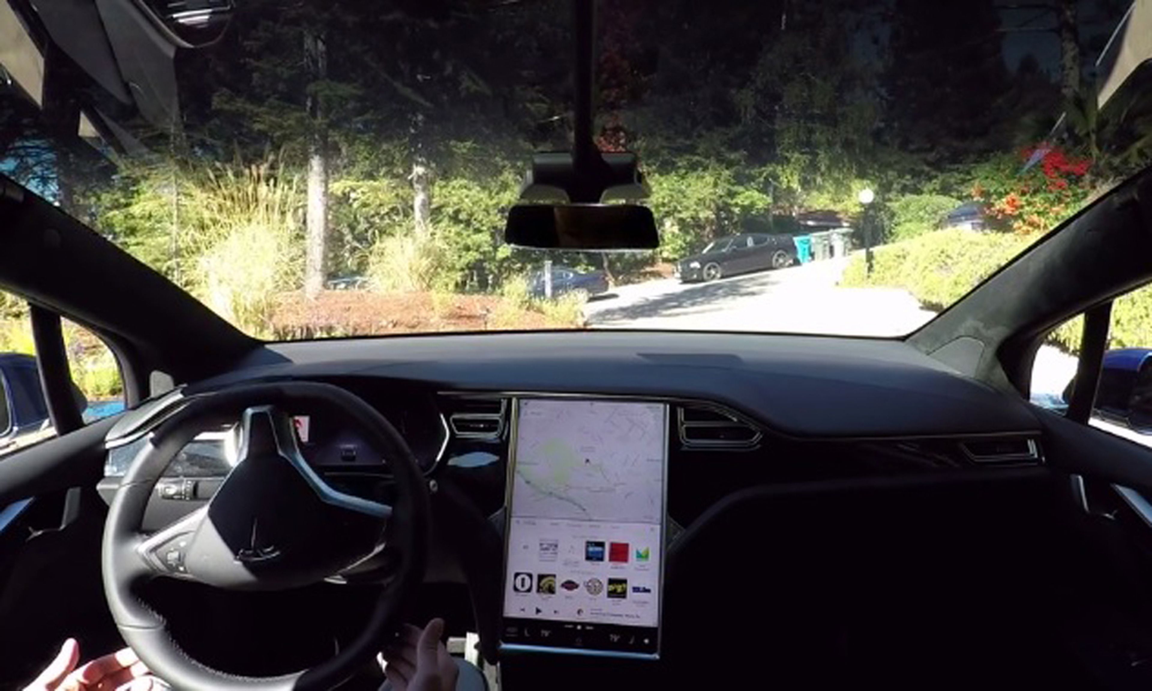 Vídeo: Tesla autónomo conduce y aparca completamente solo