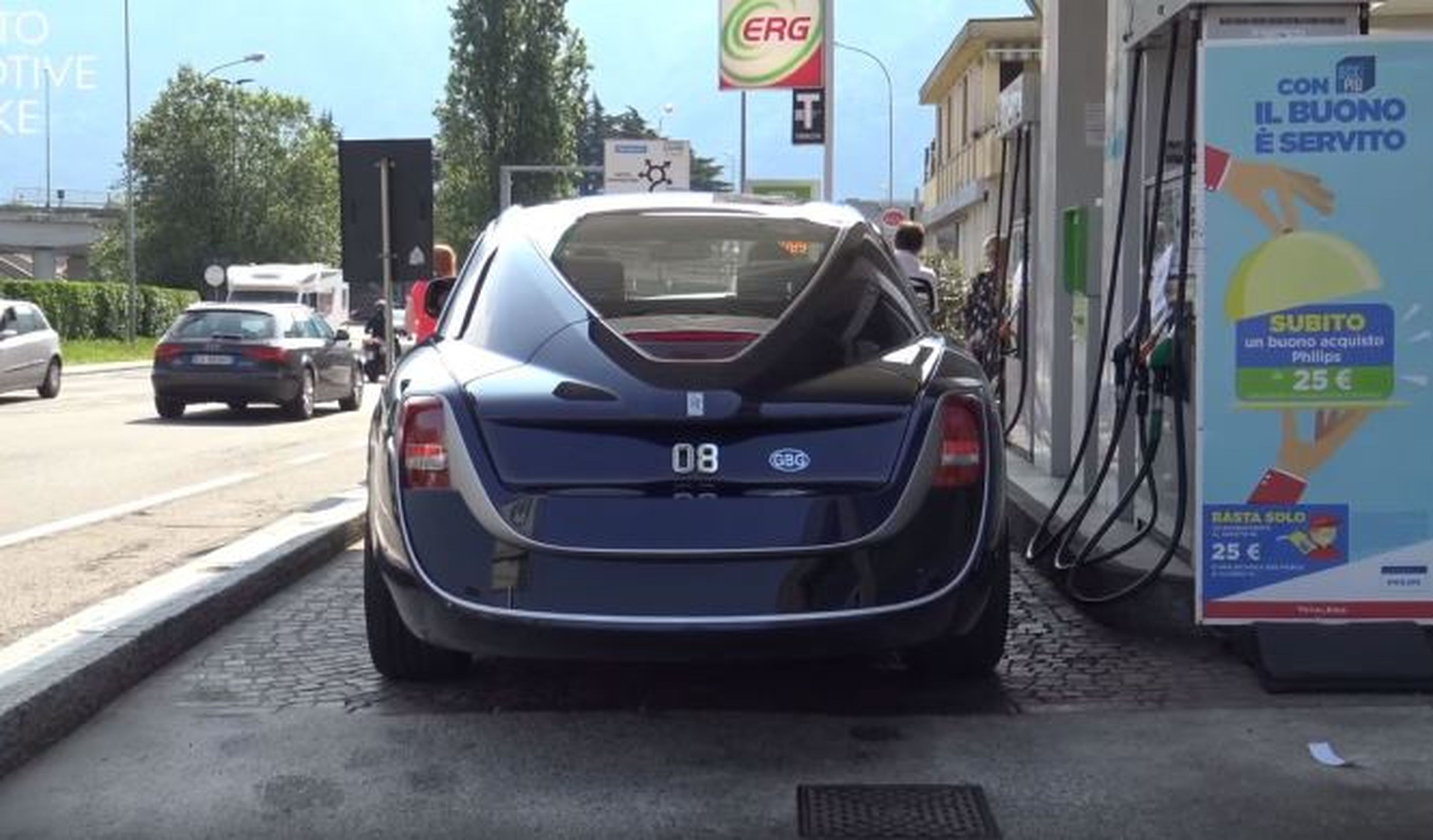 Vídeo: sorprenden al Rolls-Royce Sweptail en una gasolinera