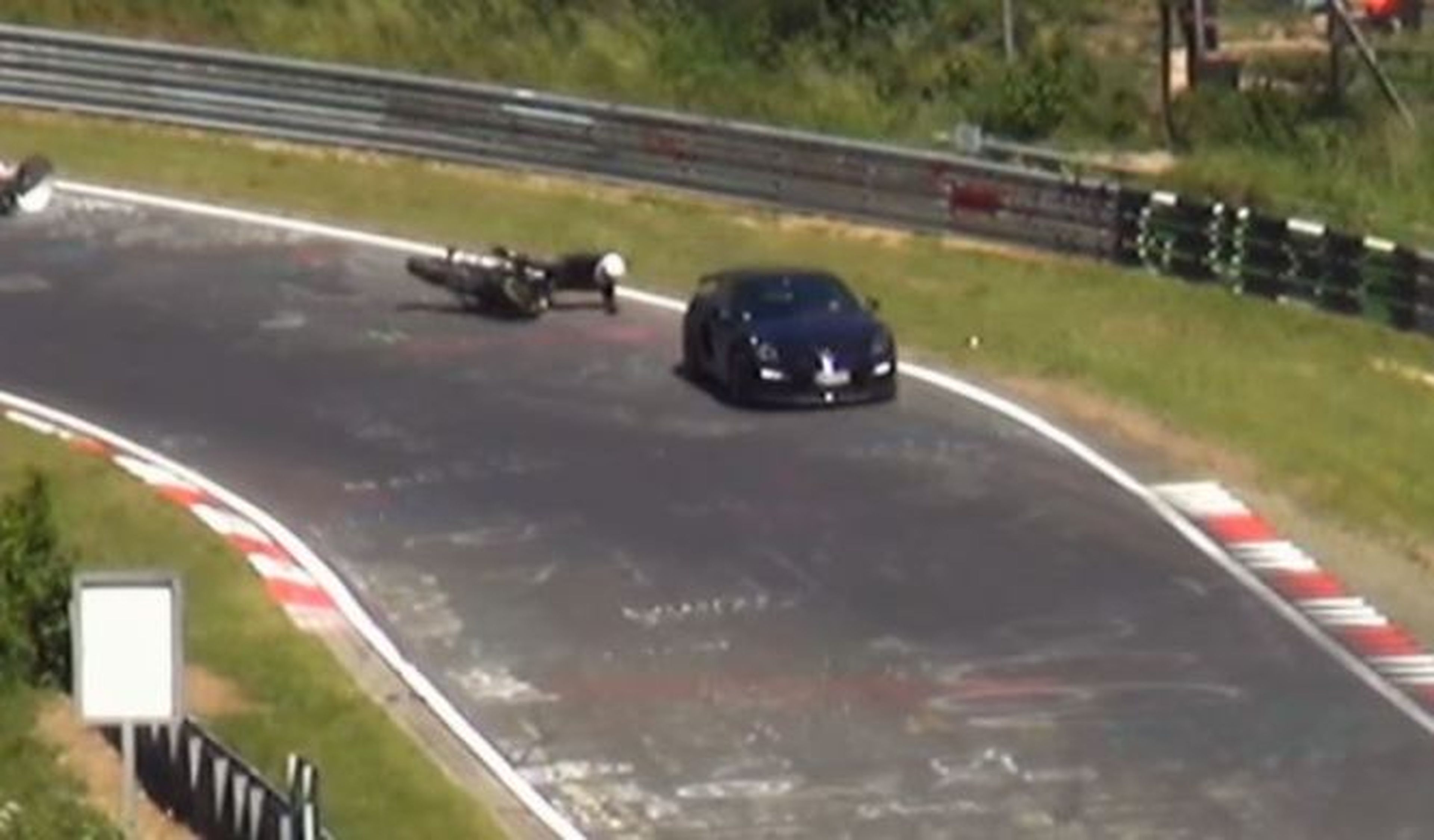 Vídeo: Porsche Cayman y motorista, accidente en Nürburgring