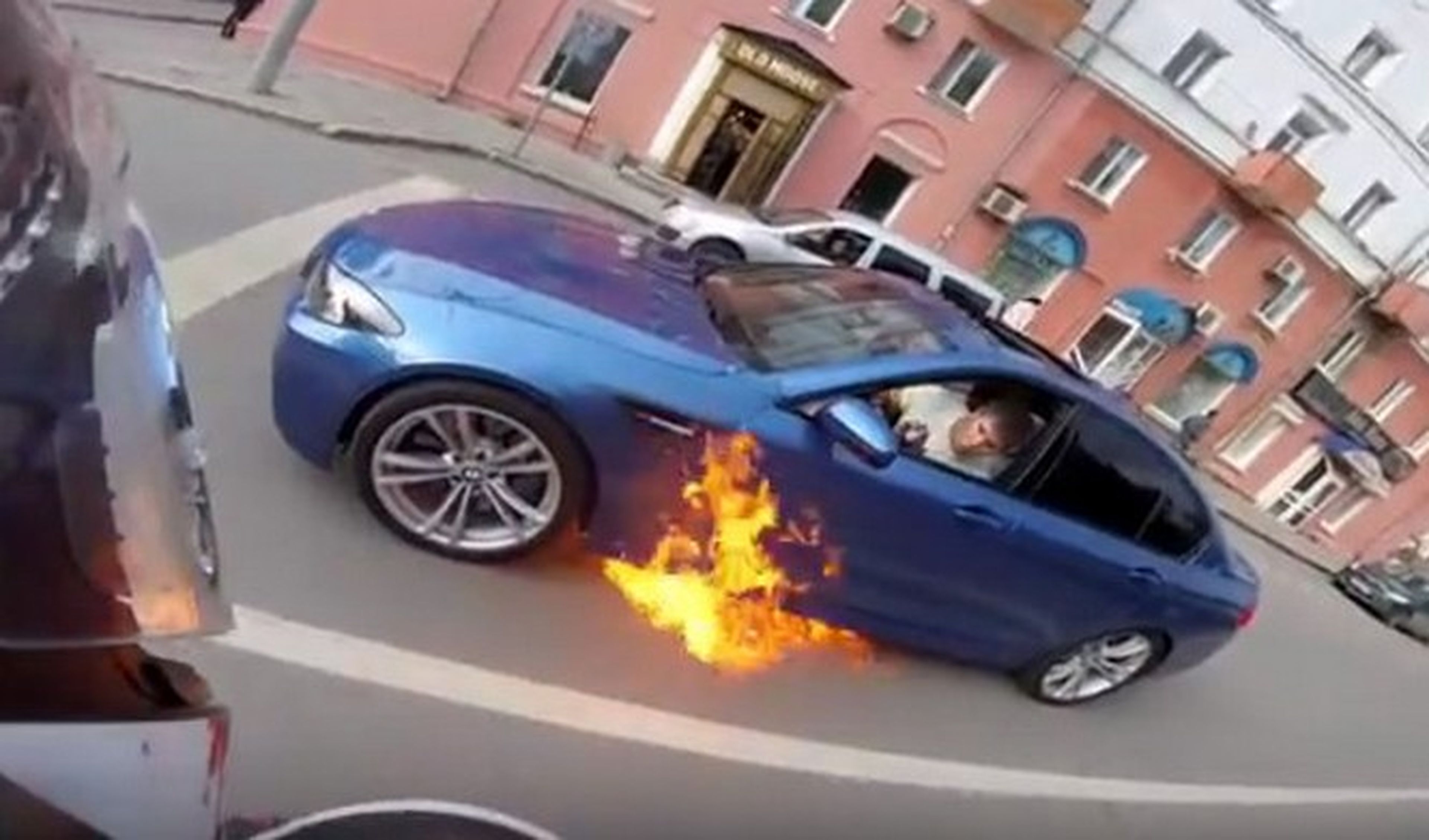 Vídeo: En llamas un BMW M5 F10