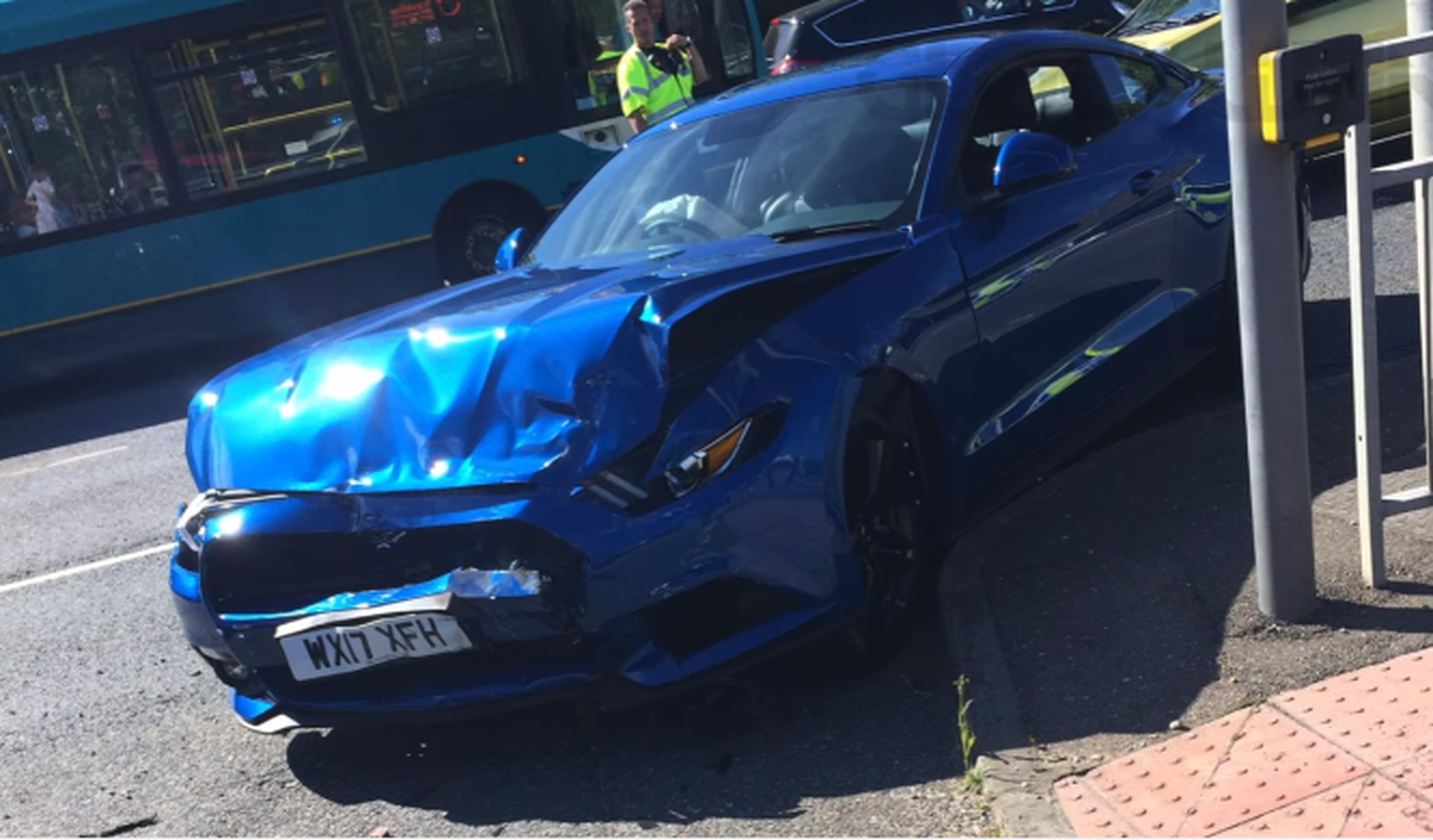 Vídeo: accidente de un Mustang por fallo en los semáforos