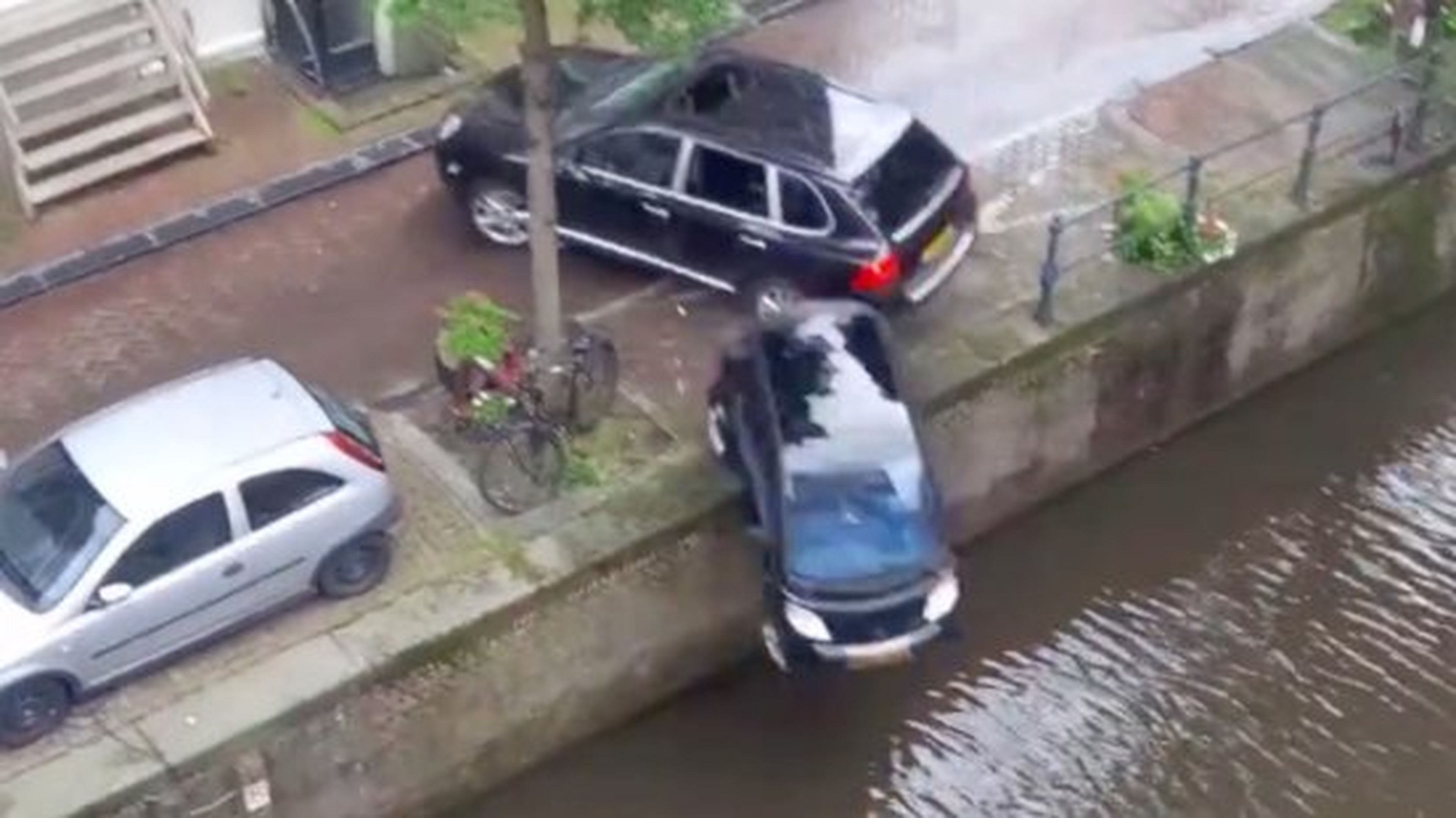 Mecánico se lanza con un coche al agua porque no le pagan