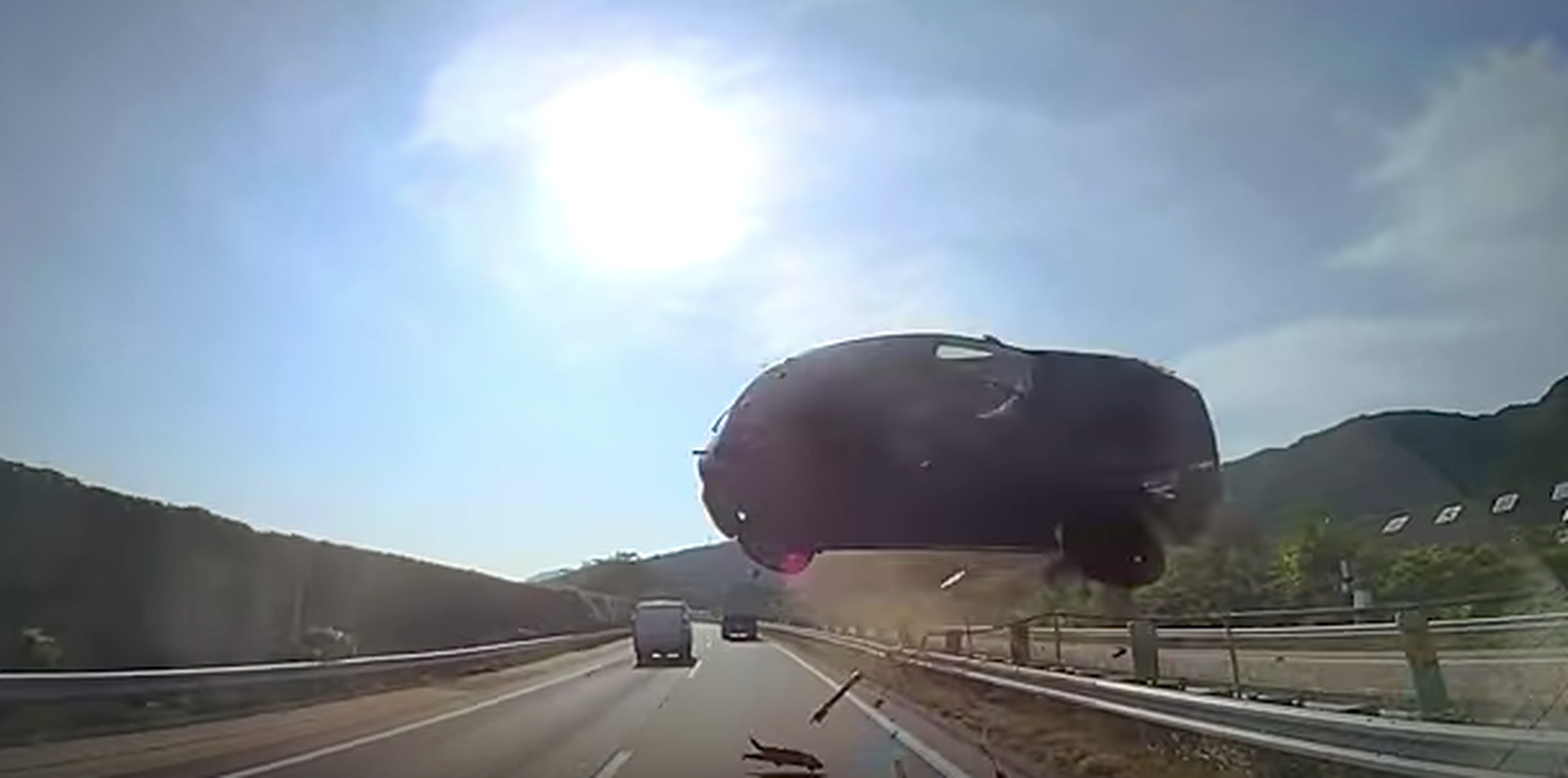 Vídeo escalofriante del día: coche volador choca contra bus