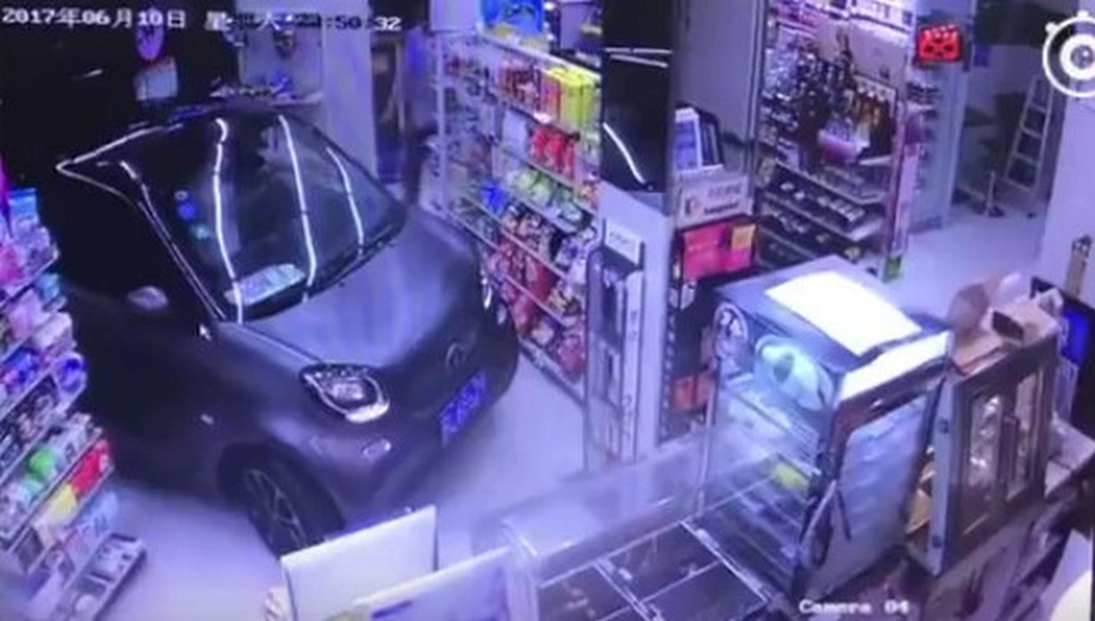 Este conductor chino aparca dentro de la tienda… como lees