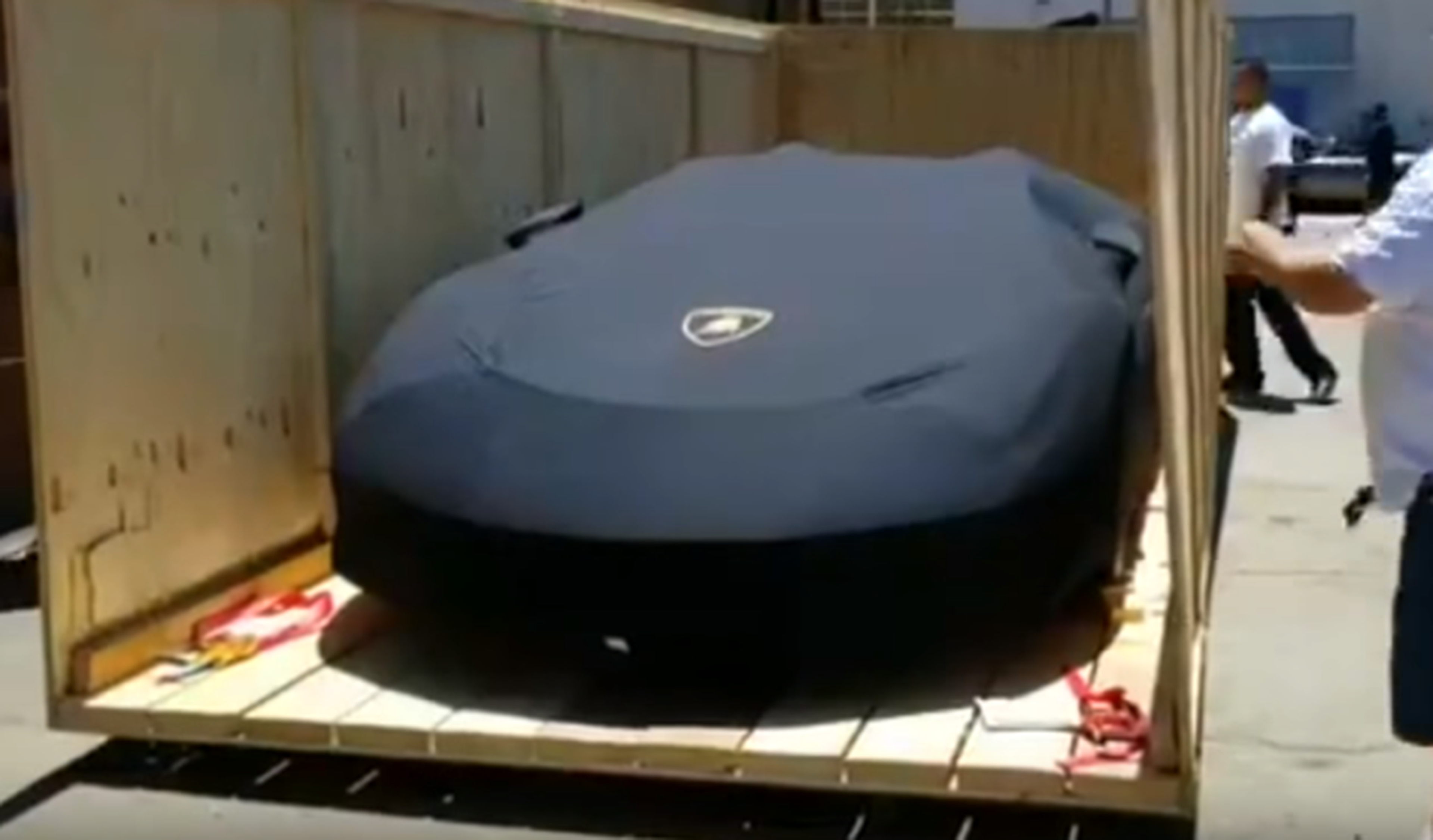 Vídeo: unboxing de un Lamborghini Centenario Roadster