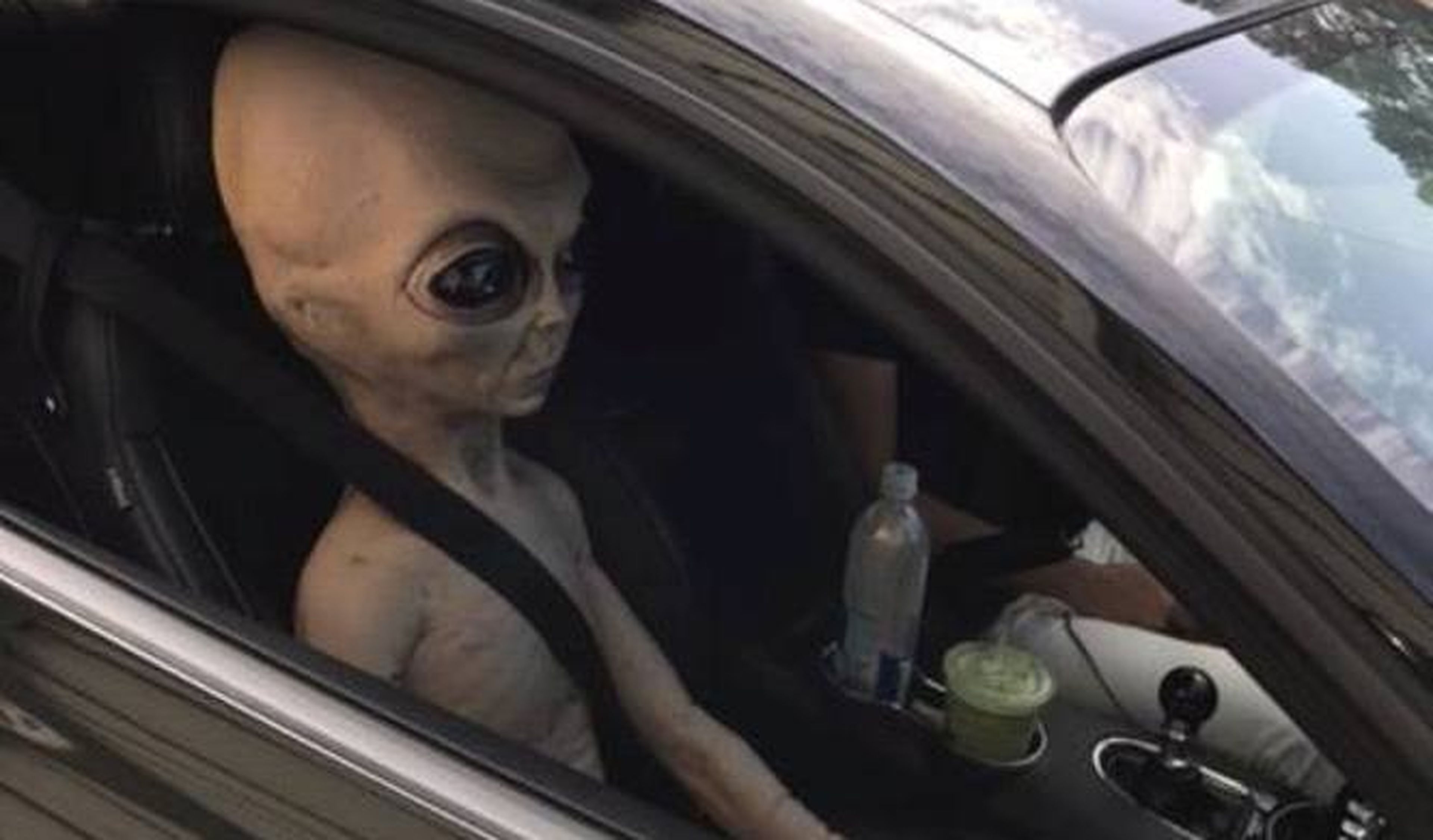 Conduce con un alien en el asiento del acompañante