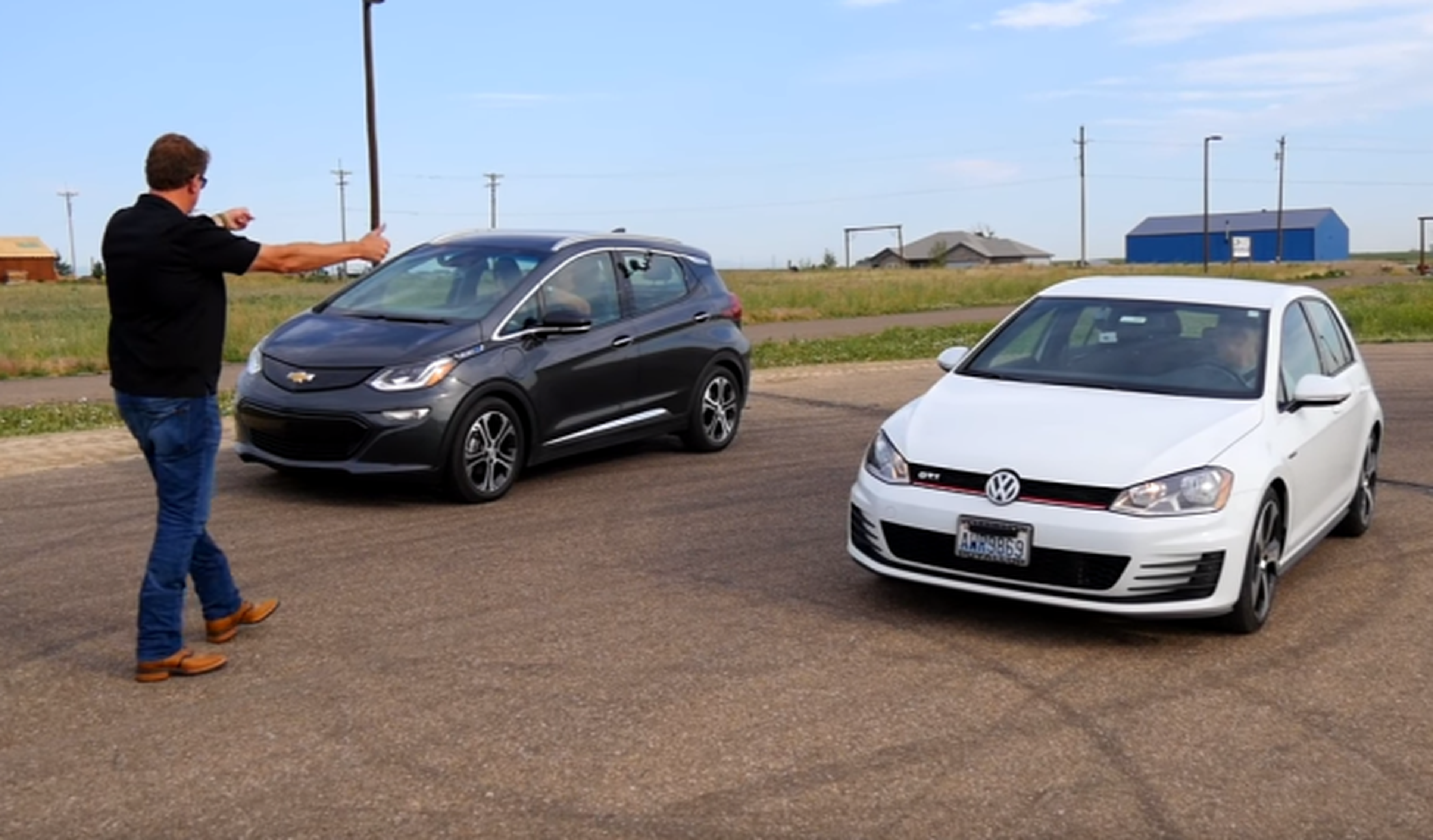 Vídeo: Chevrolet Bolt vs Volkswagen Golf GTI