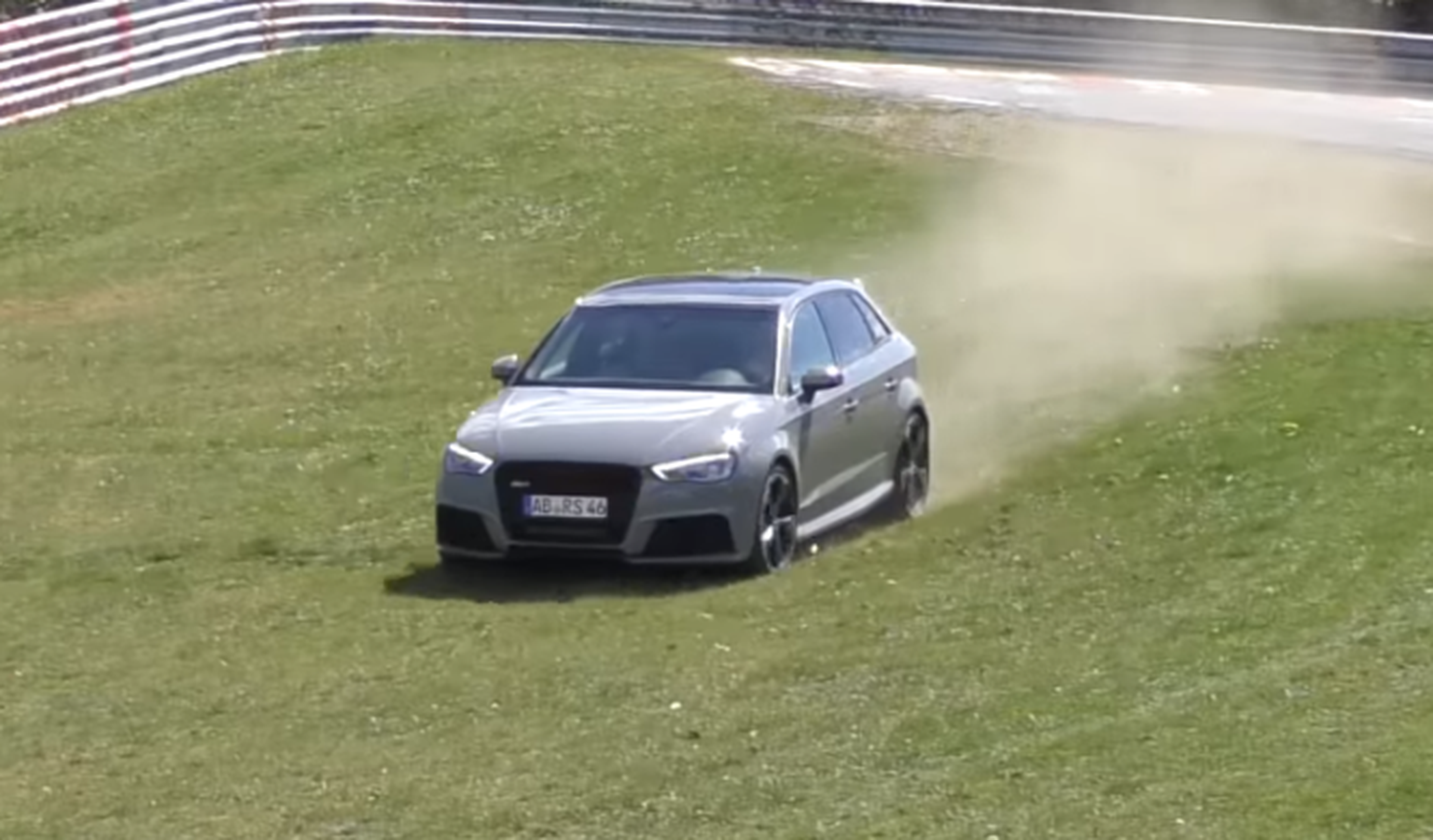 Vídeo: 5 Audi RS3 se salen en la misma curva en Nürburgring