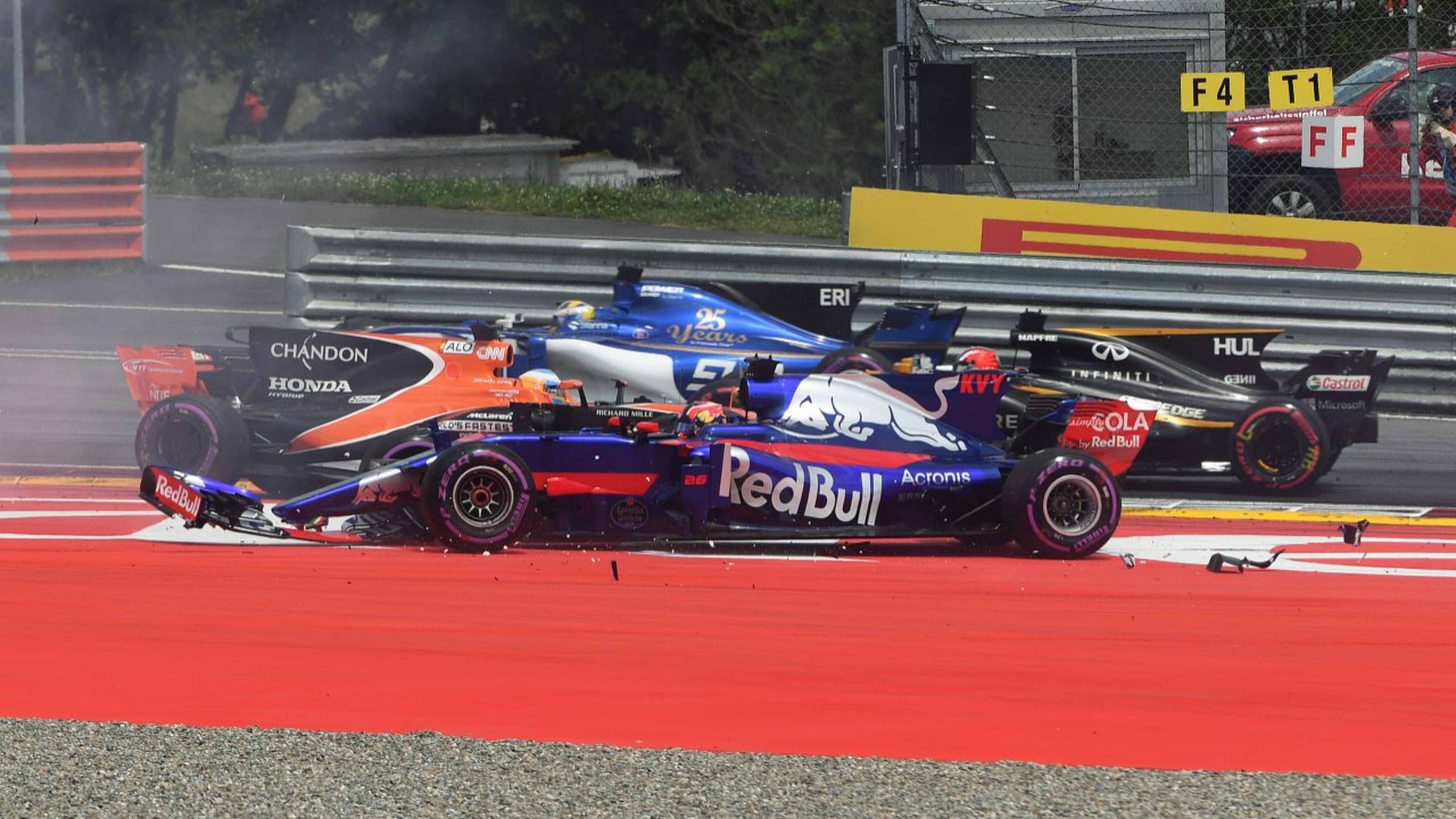 Accidente de Kvyat y Alonso en la salida del GP Austria