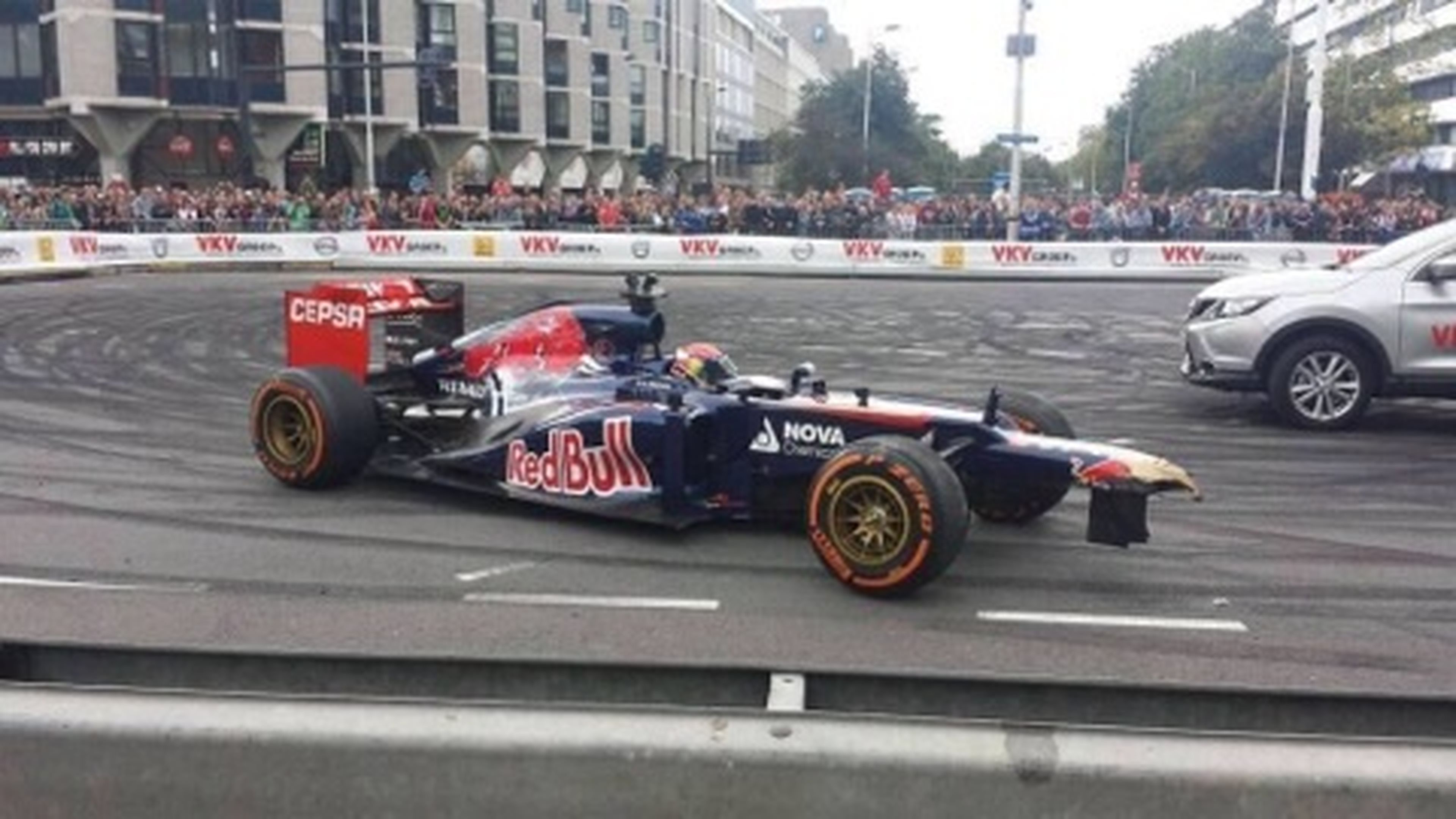 Accidente de Verstappen en la exhibición con Toro Rosso