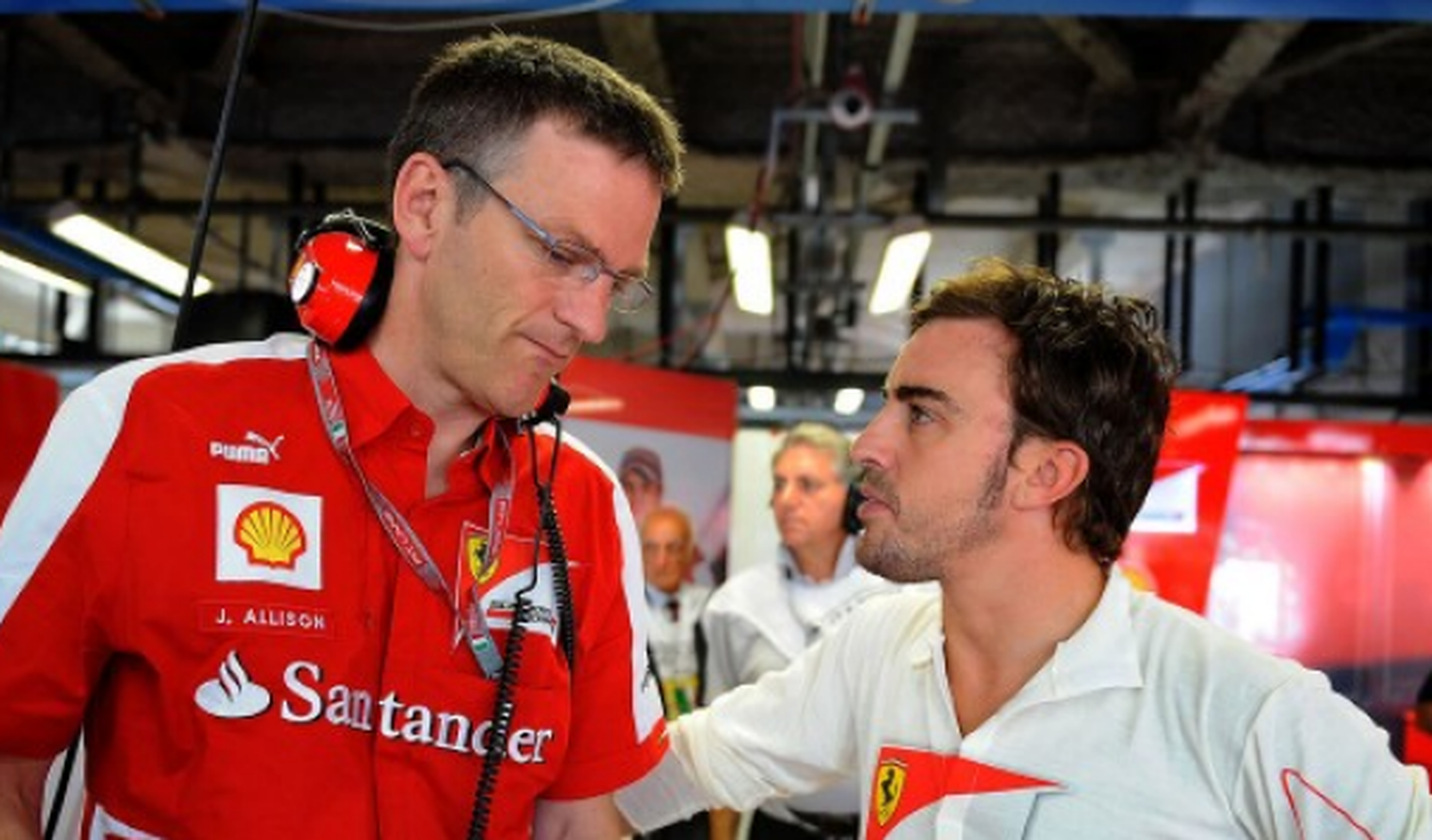 Allison, director técnico de Ferrari, y Alonso