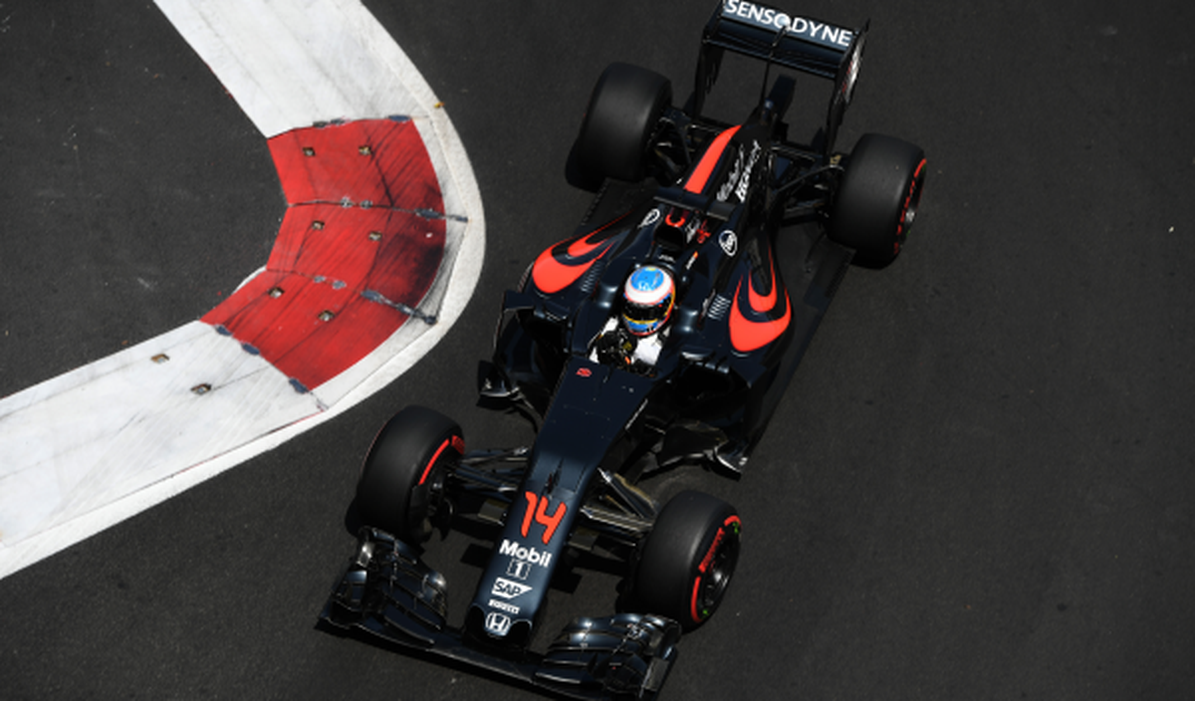Alonso abandona para salvar el motor en Bakú