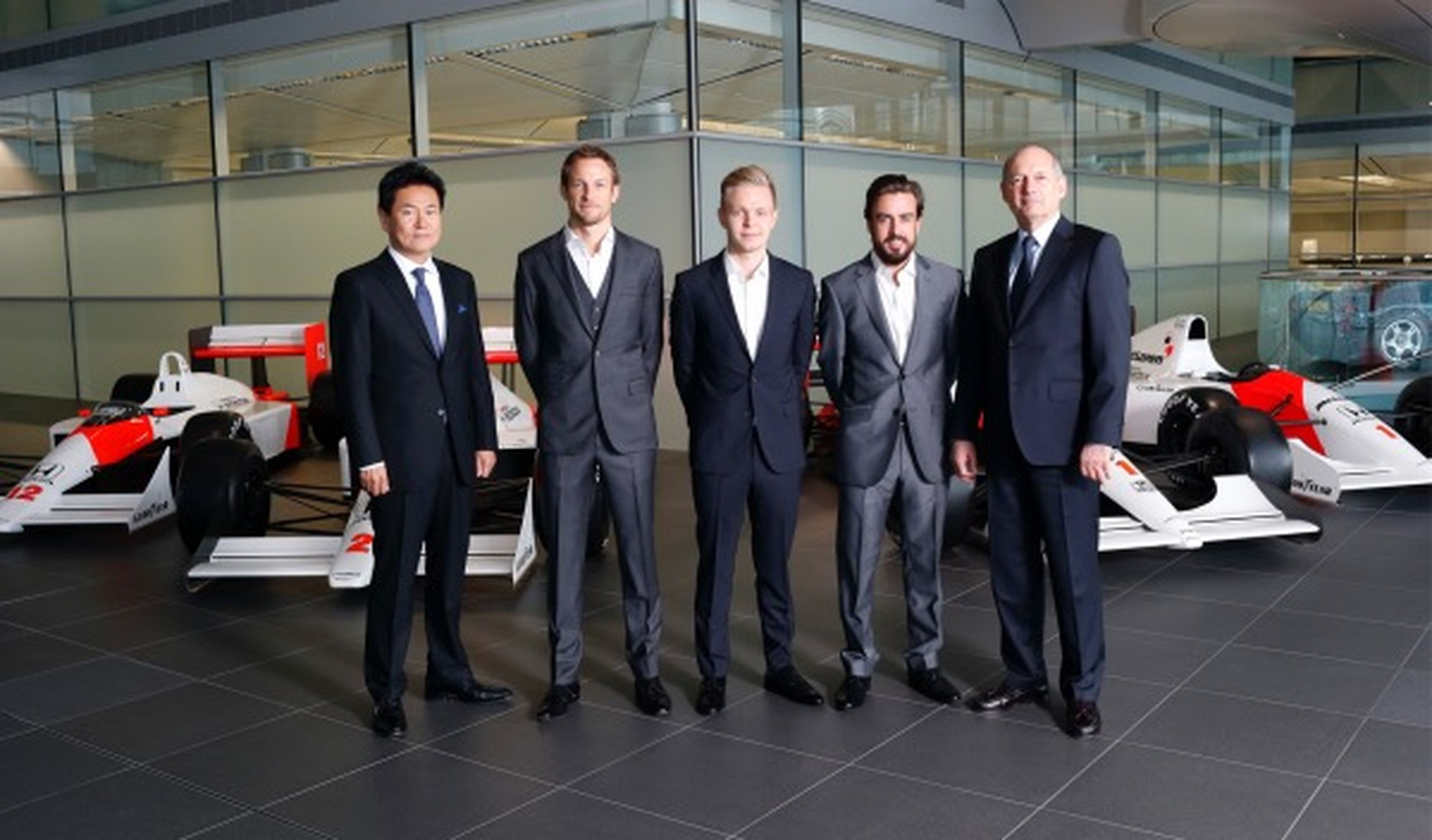 Alonso y Button, en la foto de familia de la nueva McLaren Honda para 2015